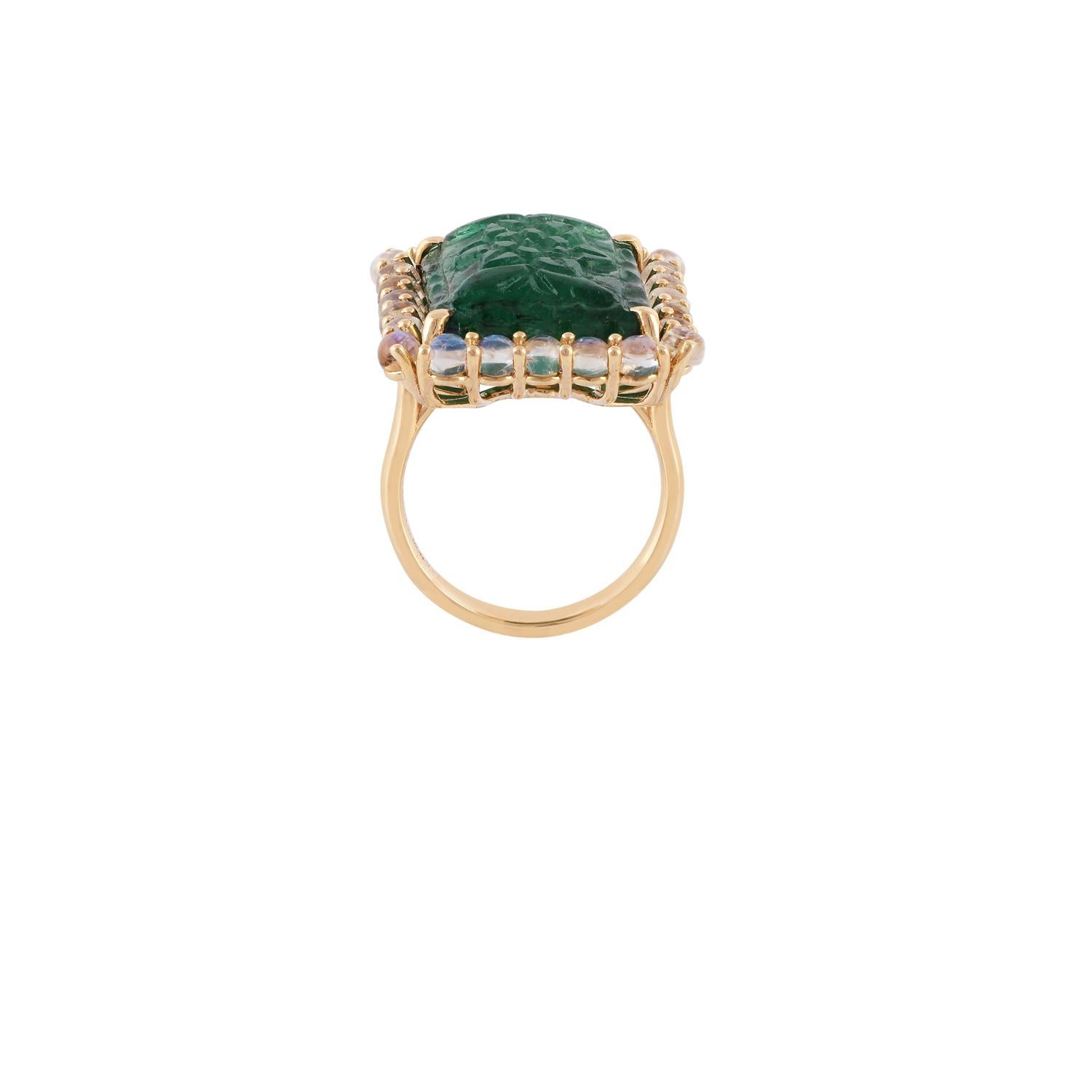 14,31 Karat geschnitzter Smaragd- und Mondstein-Ring mit Nieten aus 18 Karat Gelbgold (Kunsthandwerker*in) im Angebot