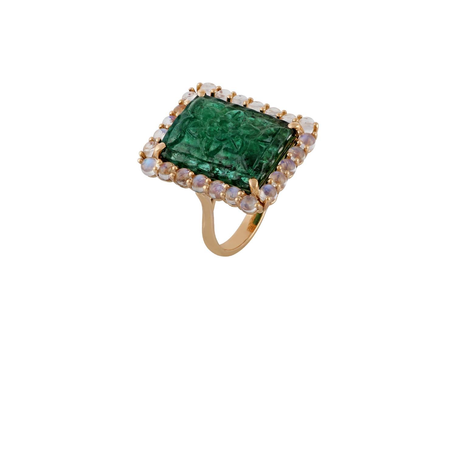 14,31 Karat geschnitzter Smaragd- und Mondstein-Ring mit Nieten aus 18 Karat Gelbgold (Gemischter Schliff) im Angebot