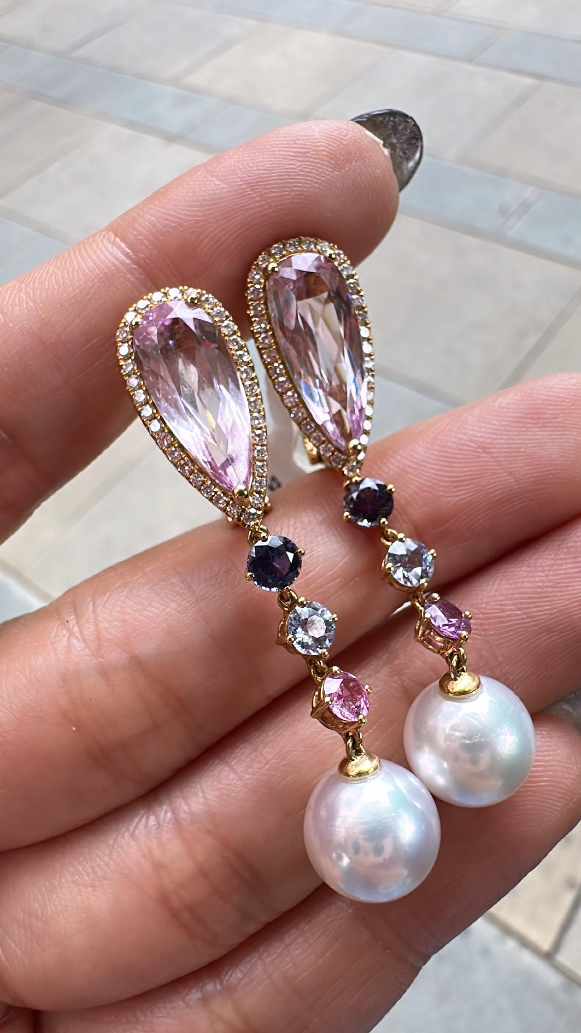 Un bellissimo orecchino con Kunzite, Zaffiri Multi e Perle dei Mari del Sud, incastonato in oro 18 carati e diamanti naturali. Il peso delle Kunziti a forma di pera è di 14,32 carati. Il peso degli zaffiri multipli è di 1.78 carati. Gli Zaffiri