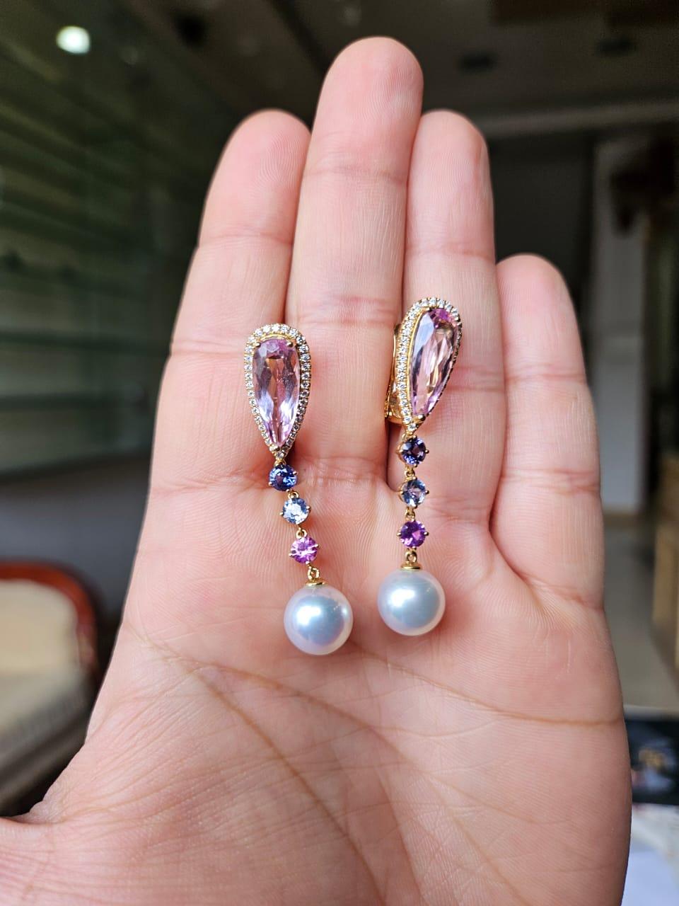 Orecchini pendenti con Kunzite, Zaffiro Multi, Perle dei Mari del Sud e Diamanti, 14,32 carati in vendita 1