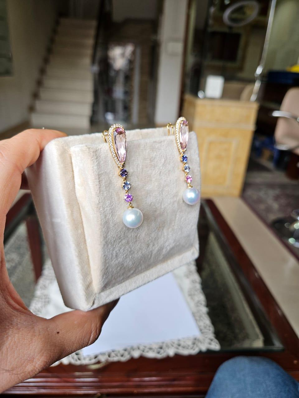 Orecchini pendenti con Kunzite, Zaffiro Multi, Perle dei Mari del Sud e Diamanti, 14,32 carati in vendita 3