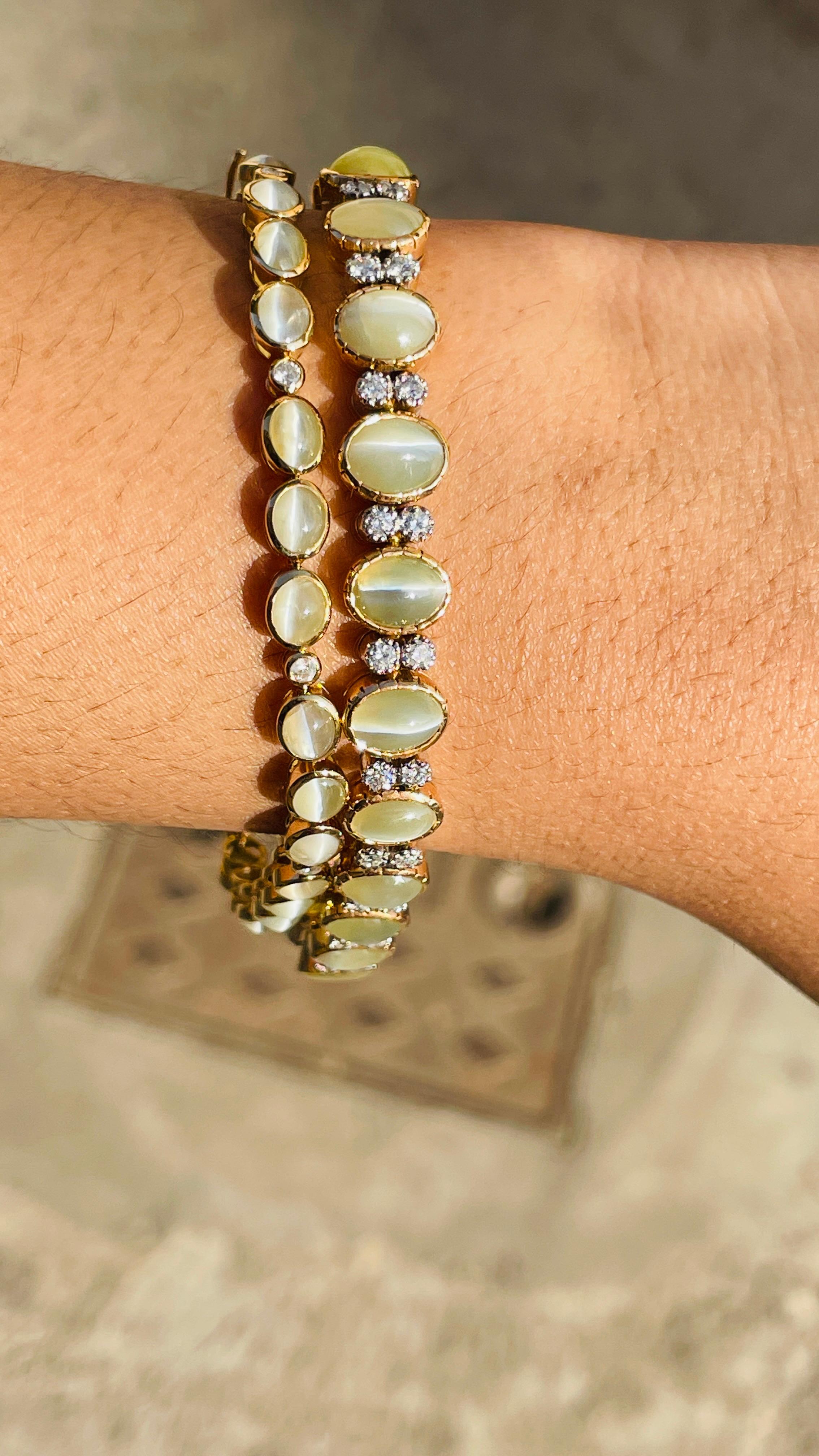 Contemporary 14.35 Carat Cat's Eye and Diamond Bracelet in 18K Yellow Gold For Sale