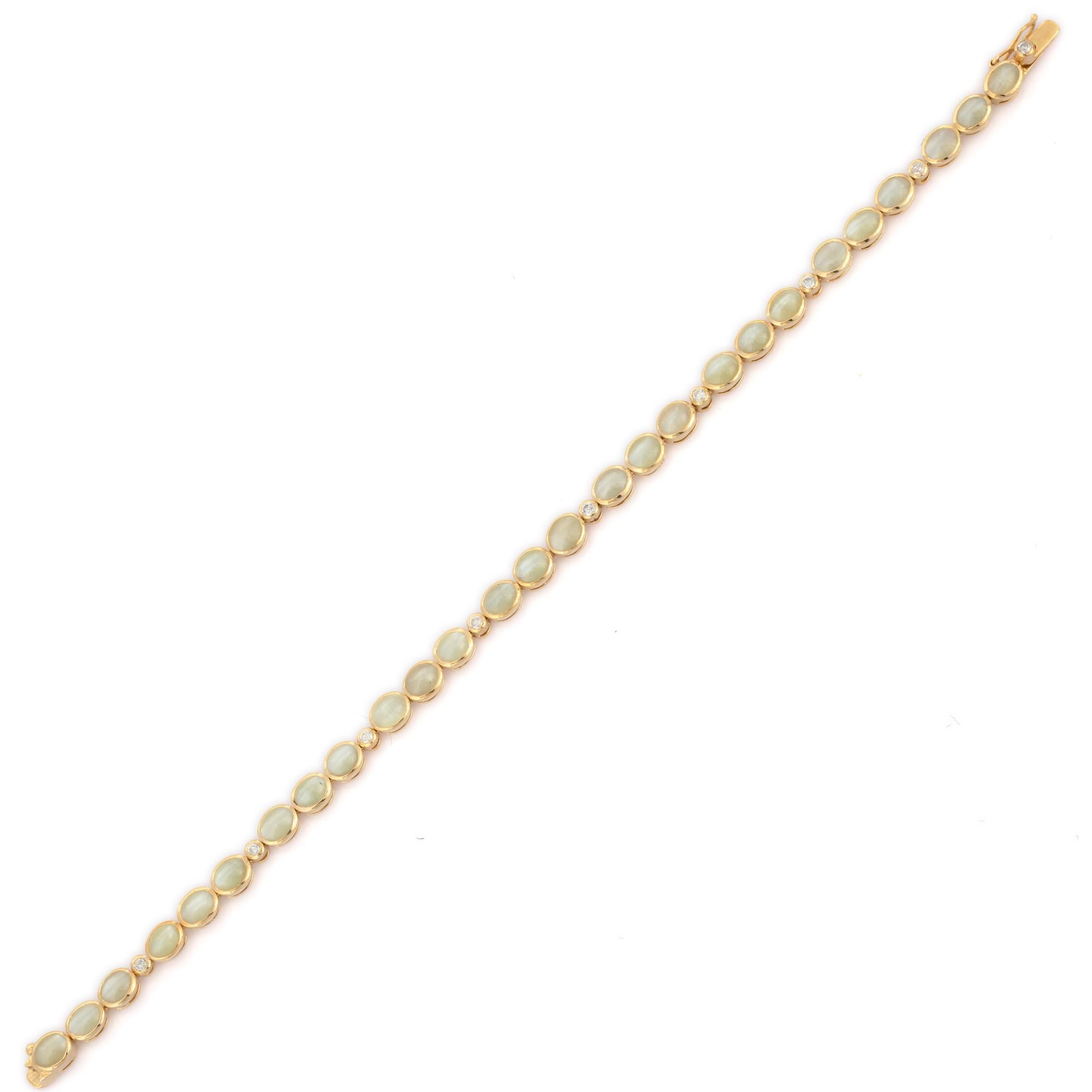 Oval Cut 14.35 Carat Cat's Eye and Diamond Bracelet in 18K Yellow Gold  For Sale