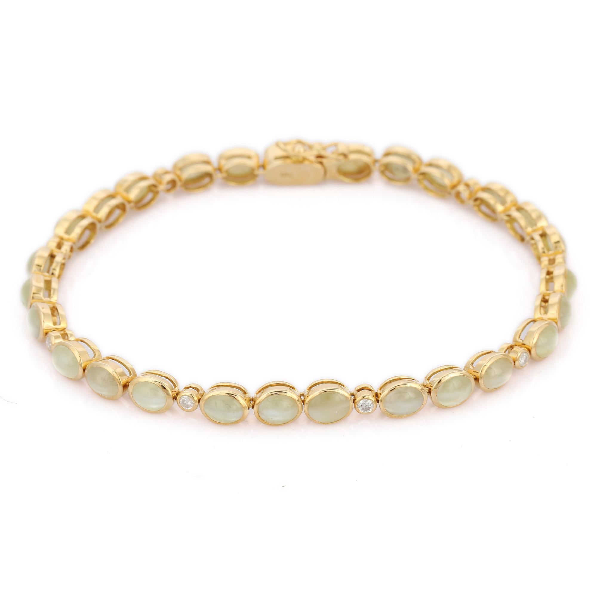 Women's 14.35 Carat Cat's Eye and Diamond Bracelet in 18K Yellow Gold  For Sale