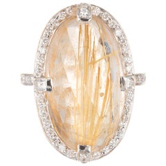 Anello Cocktail in oro con diamante aureolato di quarzo rutilato ovale da 14,35 carati