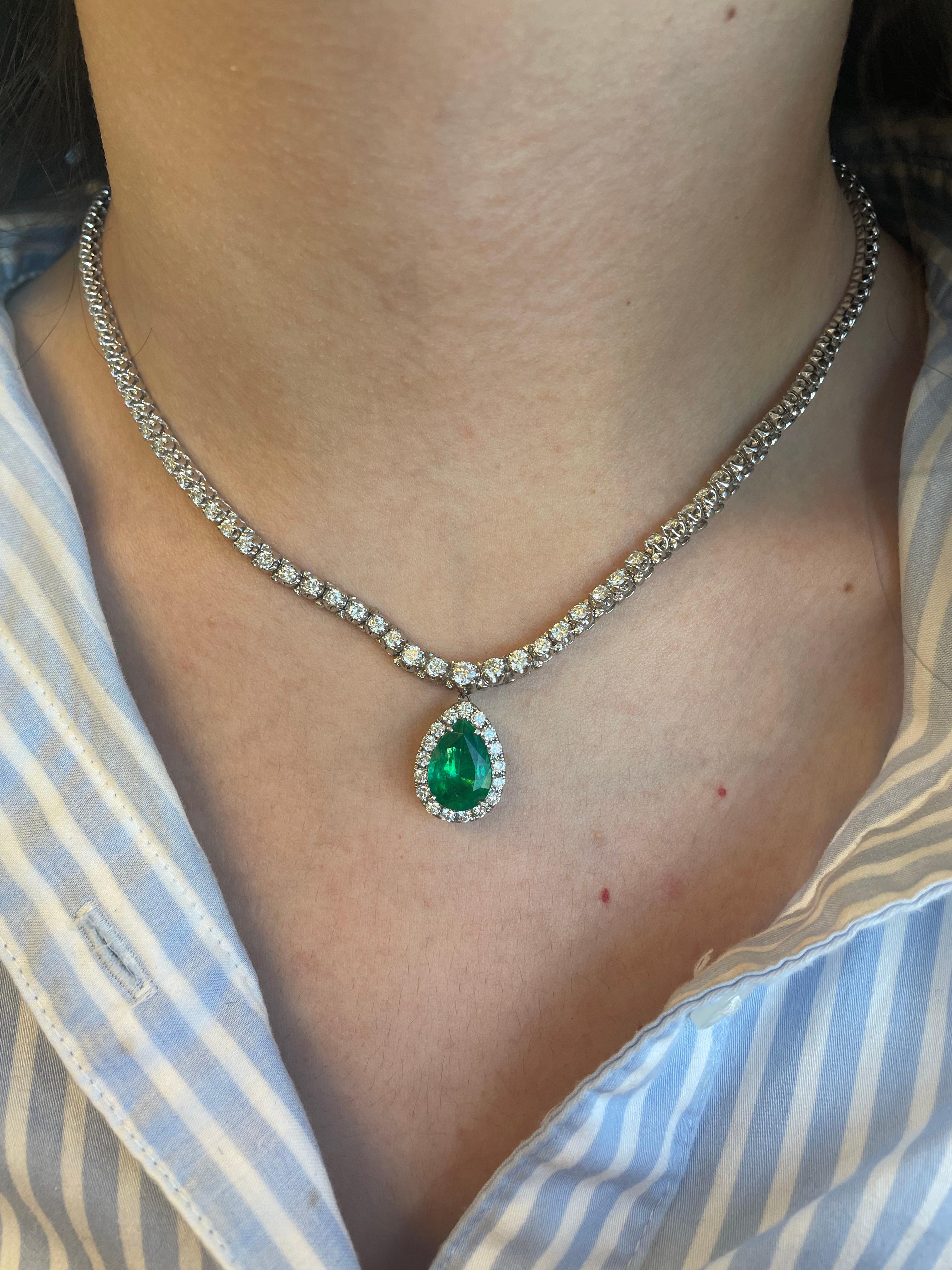 Schöne Smaragd mit Diamant-Anhänger Tennis Halskette, Smaragd mit Diamant-Halo.
14.35 Karat Gesamtgewicht der Edelsteine.
3.66 Karat birnenförmiger Smaragd, ca. F2. Ergänzt durch 10,69 Karat runde Brillanten, ungefähr Farbe G/H und Reinheit SI. 18