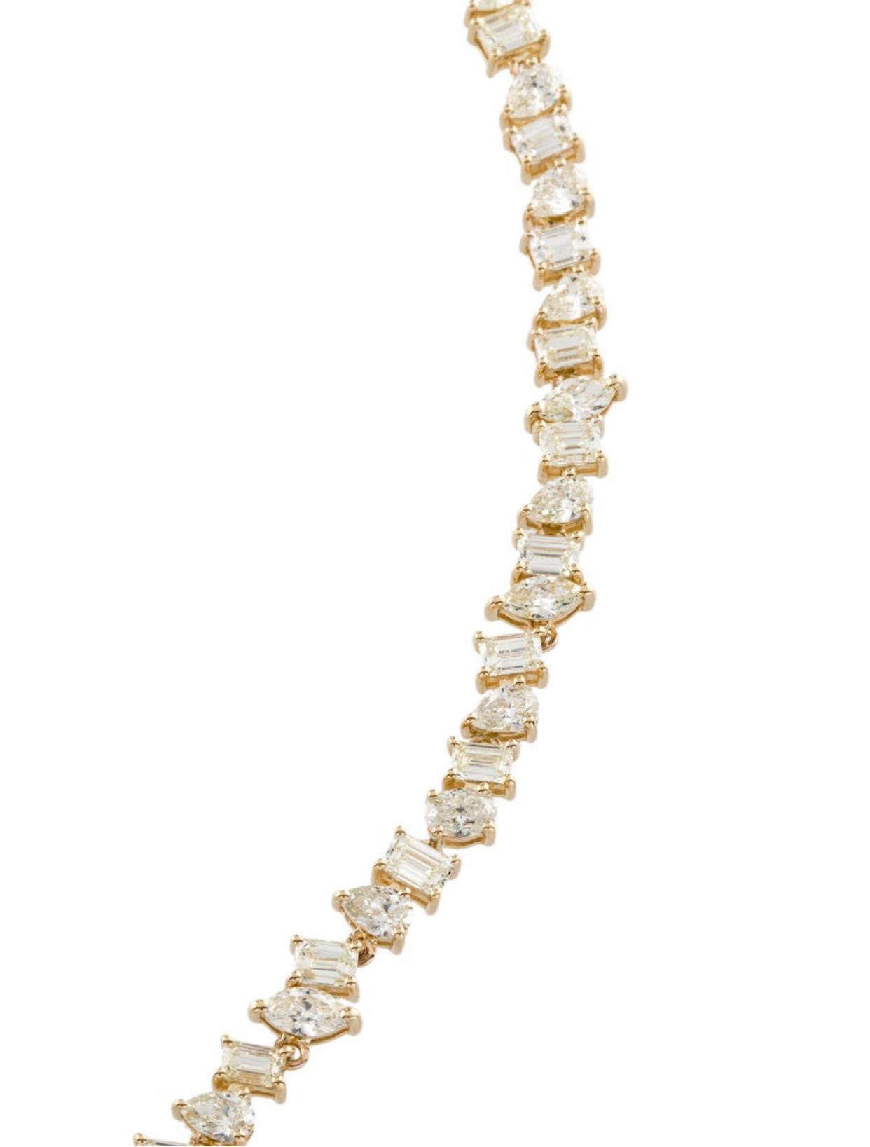 - 18K Gelbgold

- Mit 4,45 Karat birnenförmigen Brillanten, 7,80 Karat Baguette-Diamanten, 1,78 Karat marquisenförmigen Brillanten und 0,32 Karat ovalen Brillanten

- Sicherheitsverschlüsse mit Druckverschluss und Einzelverriegelung