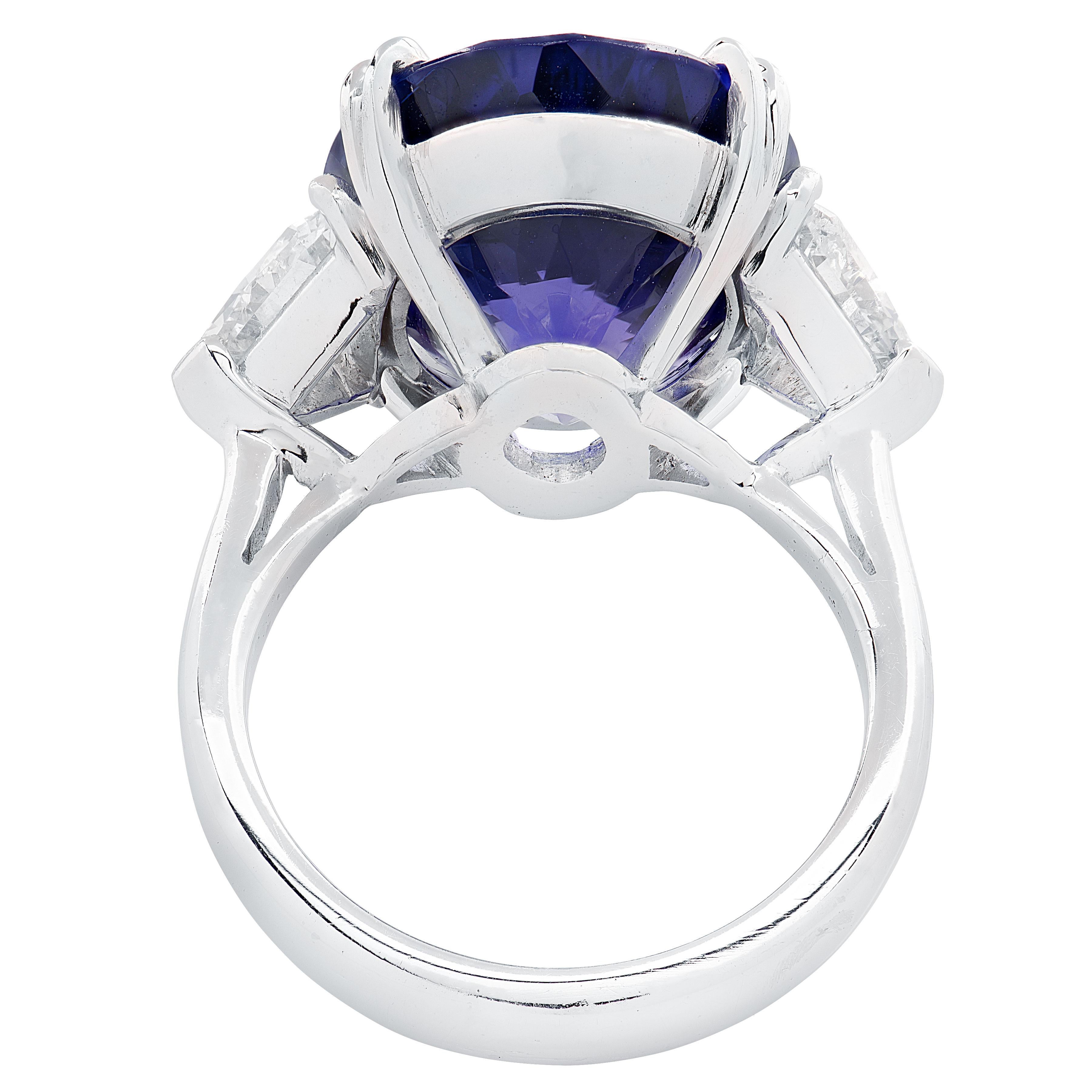 Dieser handgefertigte Ring aus Platin ist mit einem blau-violetten ovalen Tansanit von 14,36 Karat besetzt. Elegant flankiert wird er von zwei Diamanten im Trillantschliff von insgesamt 1,42 Karat, Farbe I, Reinheit VS-SI. Der Ring hat derzeit die