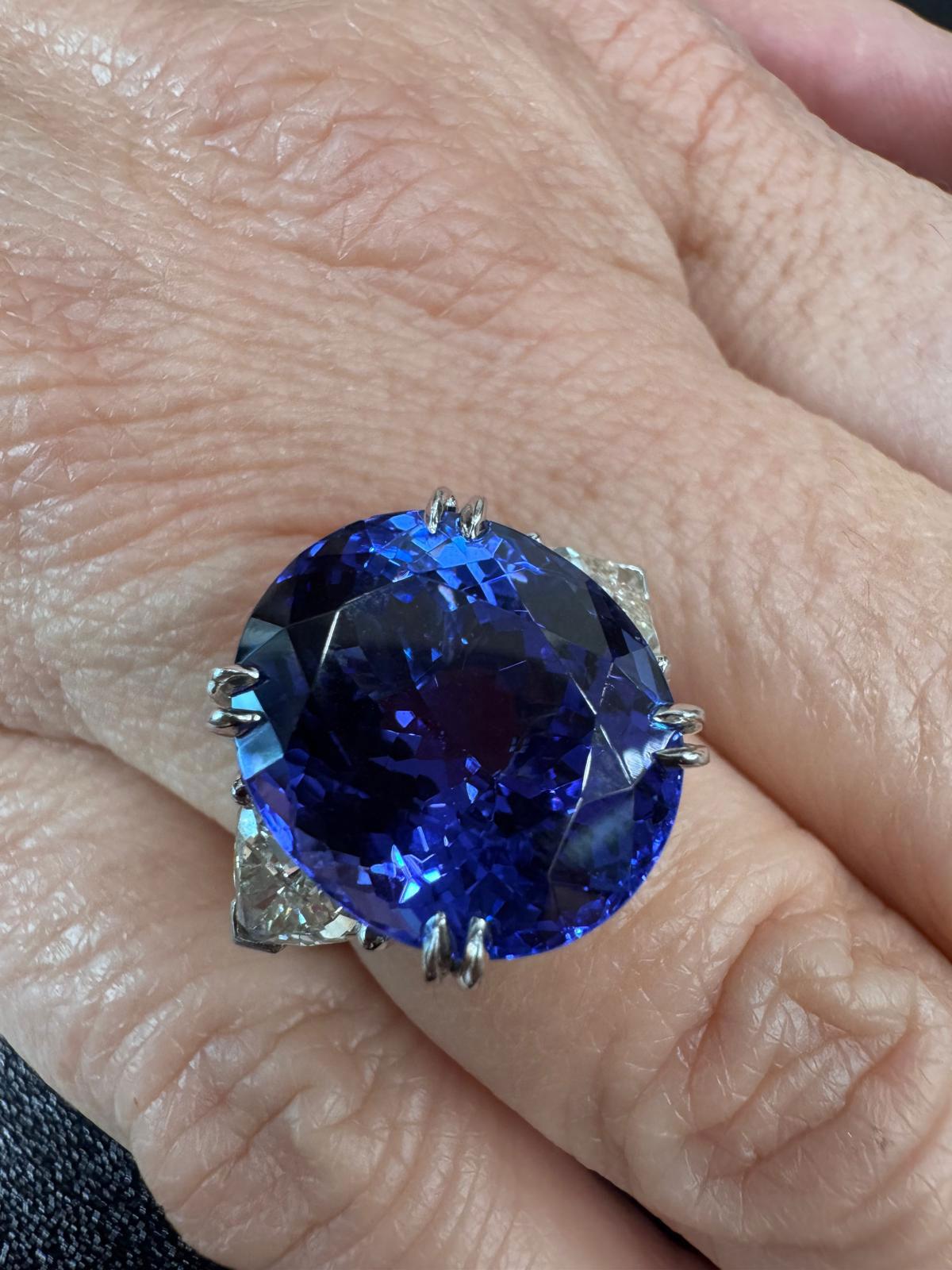 14,36 Karat Tansanit & Diamant Drei Stein Ring im Angebot 2