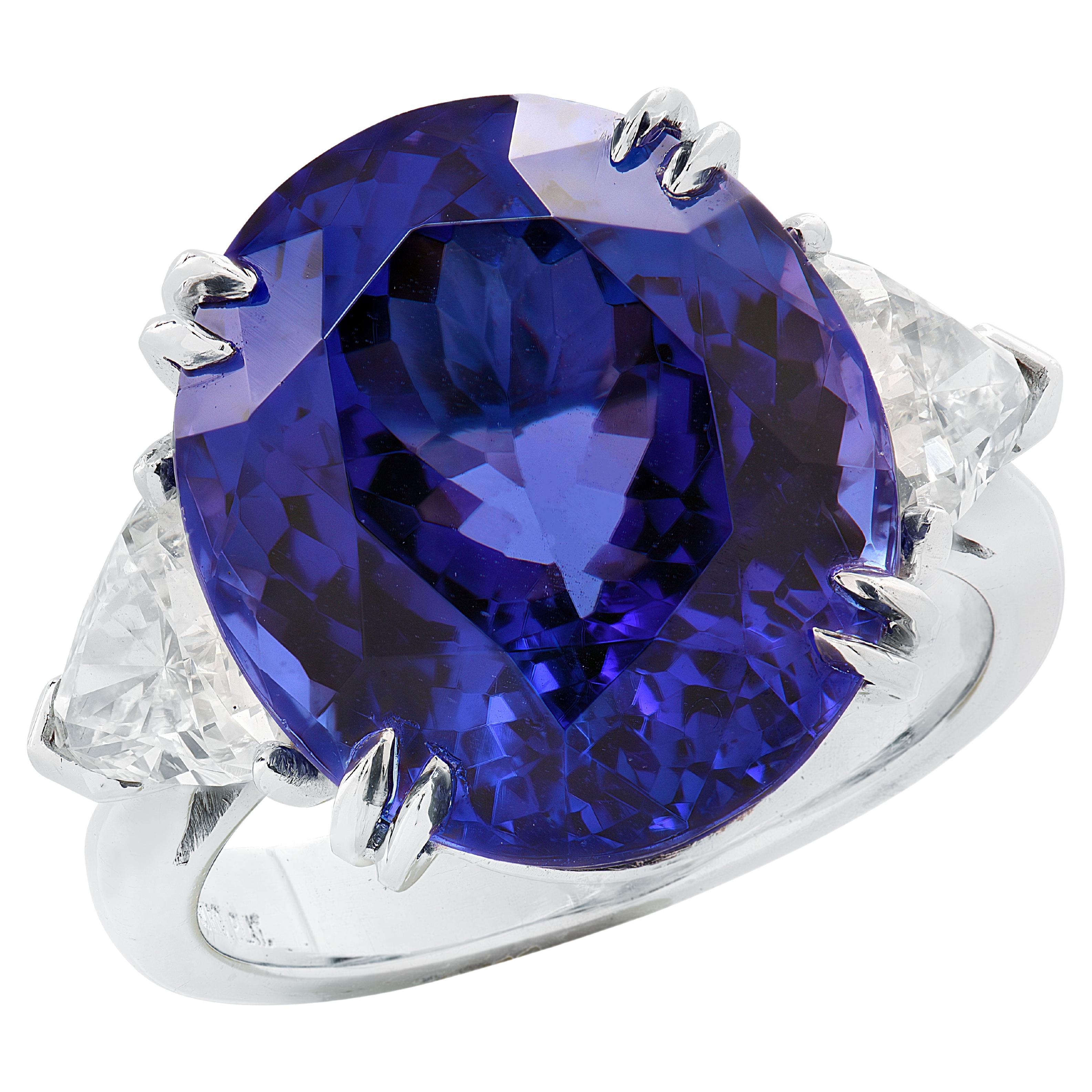 14,36 Karat Tansanit 
Diamant Drei Stein Ring im Angebot