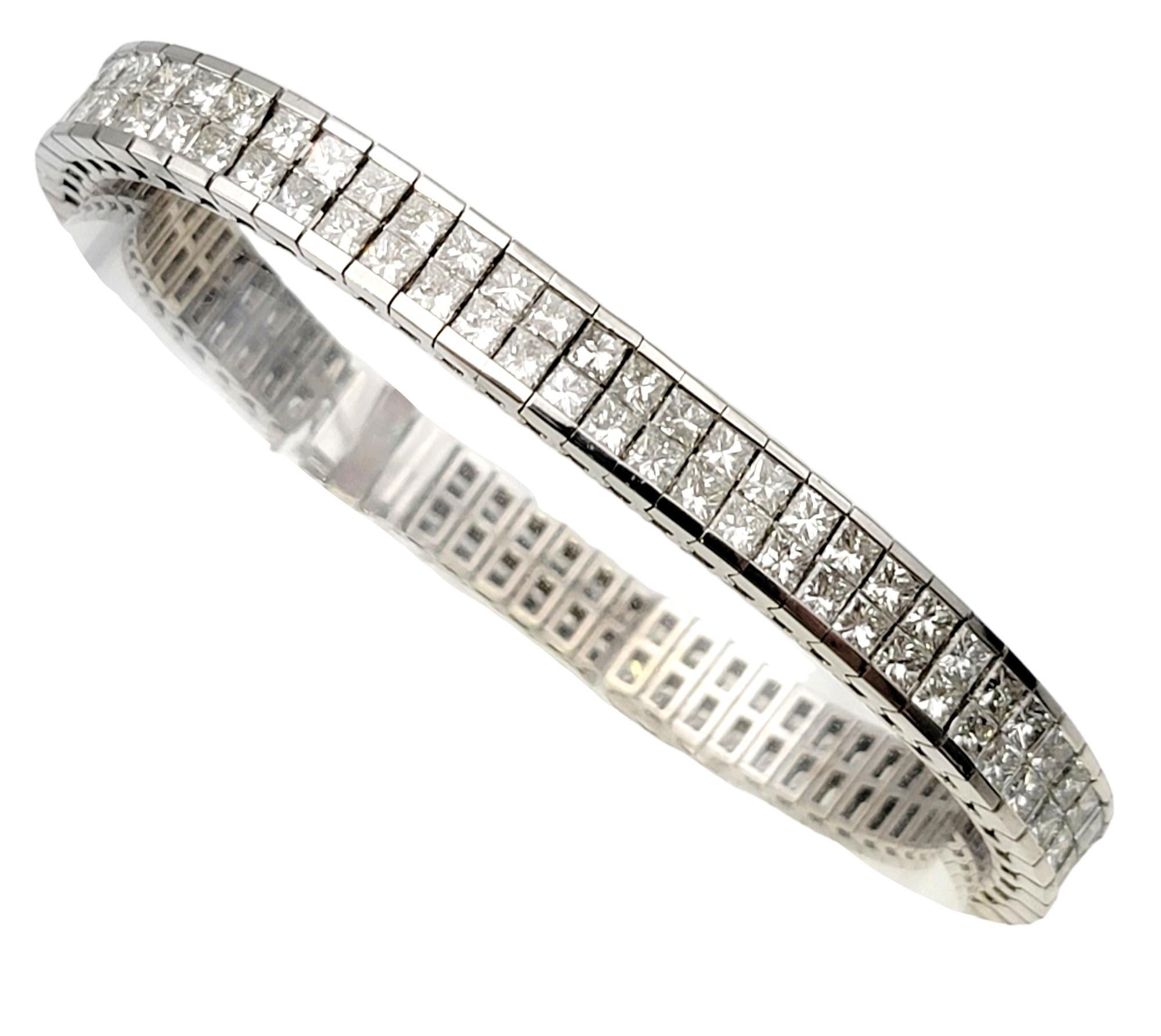 Dieses auffällige Armband ist von Kante zu Kante mit eisweißen Naturdiamanten besetzt, die einen absolut  erstaunlich viel Funkeln am Handgelenk. Zwei Reihen von Diamanten im Prinzessschliff sind unsichtbar eingefasst, so dass ein kontinuierlicher