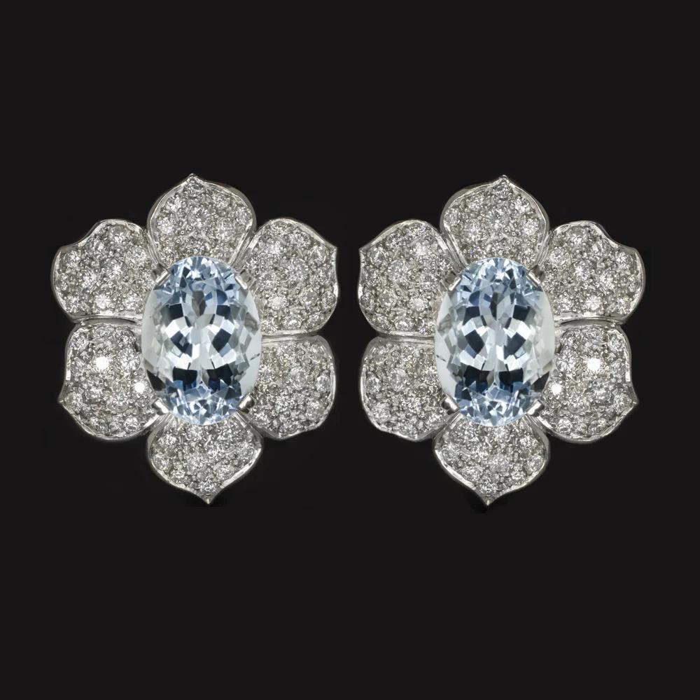 Estos elegantes pendientes florales tienen brillantes aguamarinas azules rodeadas de pétalos de flores con incrustaciones de diamantes, creando un aspecto asombroso y atemporal.
Elaborados con engastes de platino de alta calidad, estos pendientes