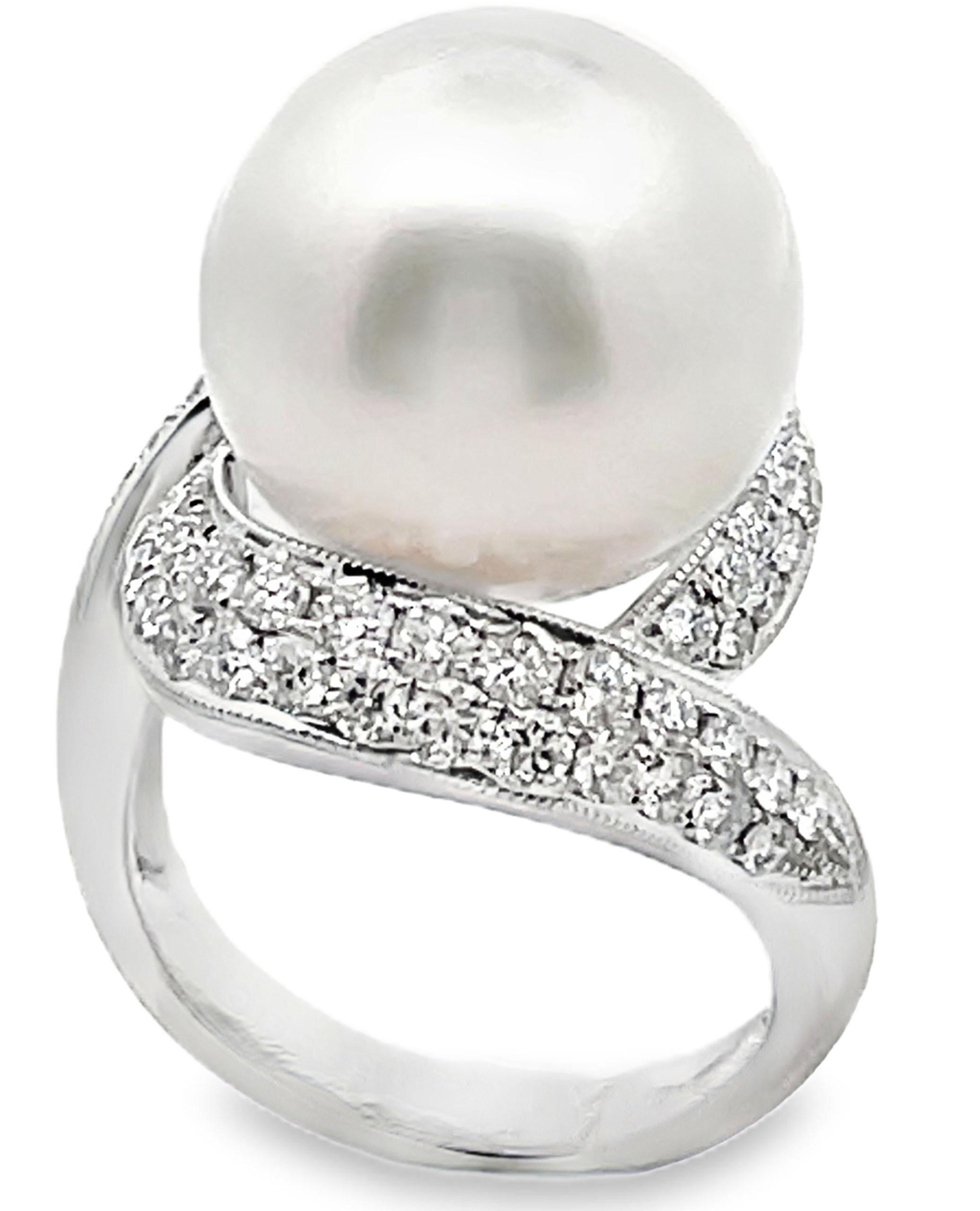 Anillo de oro blanco de 18 quilates con diamantes de 1,28 quilates y una perla de los Mares del Sur de 14,38 milímetros.

La perla está engastada sobre una banda de estilo bypass en la que ambos lados de la caña dividida se curvan a su alrededor

El