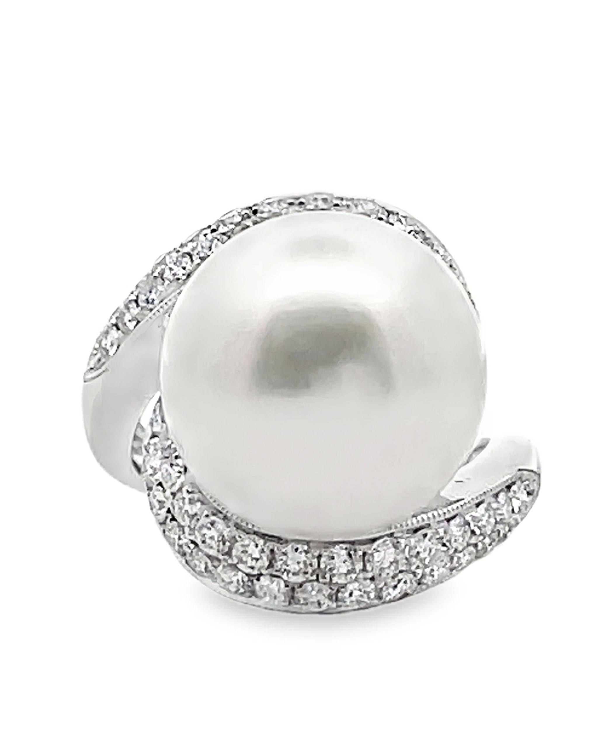 Perla del Mar del Sur de 14,38 milímetros engastada en anillo de diamantes de oro blanco de 18 quilates estilo bypass Corte redondo en venta