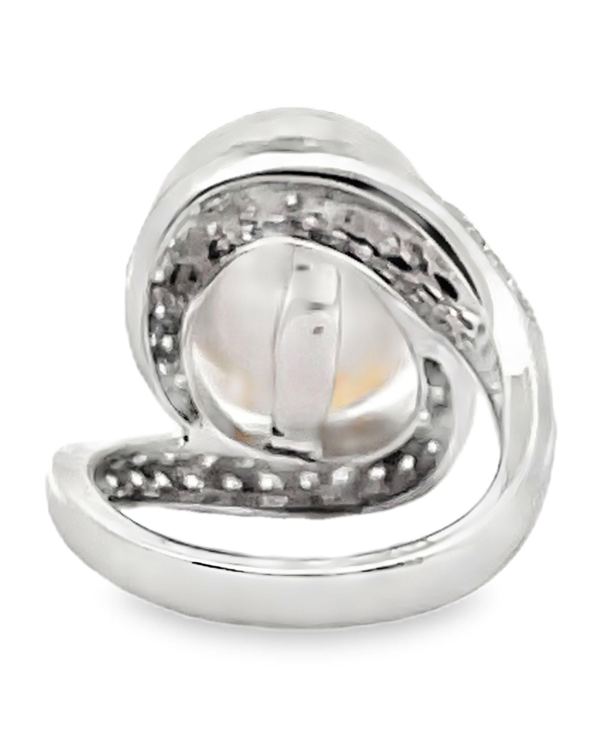 De las mujeres Perla del Mar del Sur de 14,38 milímetros engastada en anillo de diamantes de oro blanco de 18 quilates estilo bypass en venta
