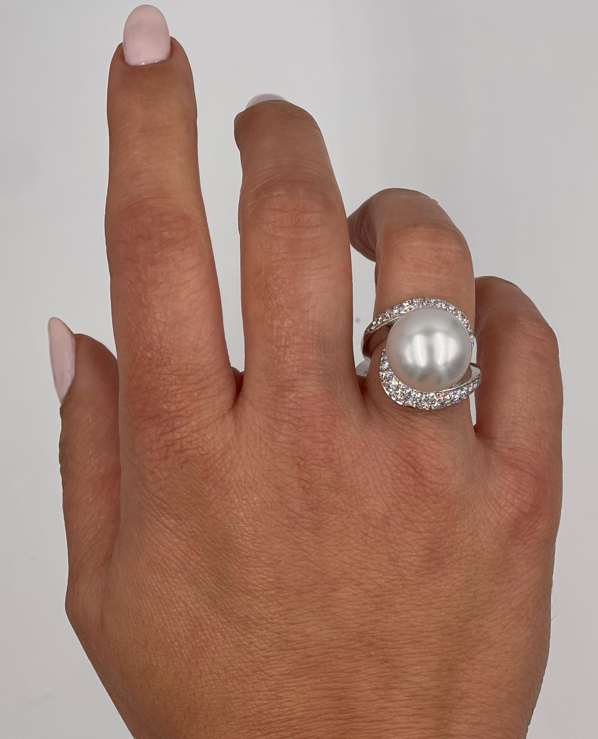 Perla del Mar del Sur de 14,38 milímetros engastada en anillo de diamantes de oro blanco de 18 quilates estilo bypass en venta 1