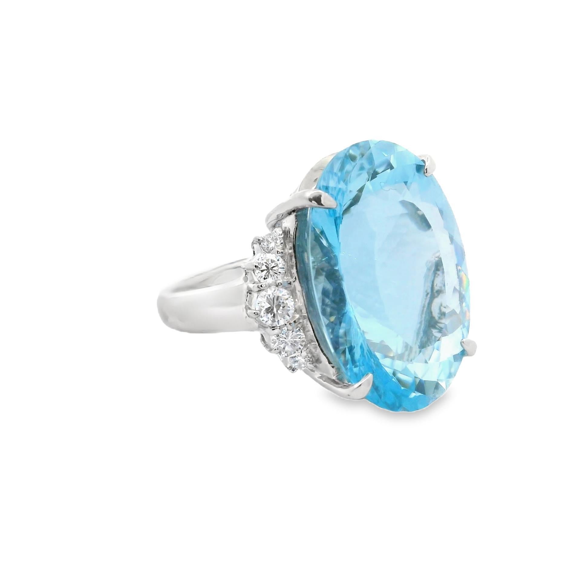 Ein schlichter, aber eleganter Platinring mit einem feinen ovalen Aquamarin. Er wiegt beeindruckende 14,39 Karat, hat die ideale helle meerblaue Farbe und ist frei von sichtbaren Einschlüssen, die den Edelstein brillant erstrahlen lassen. Ergänzt