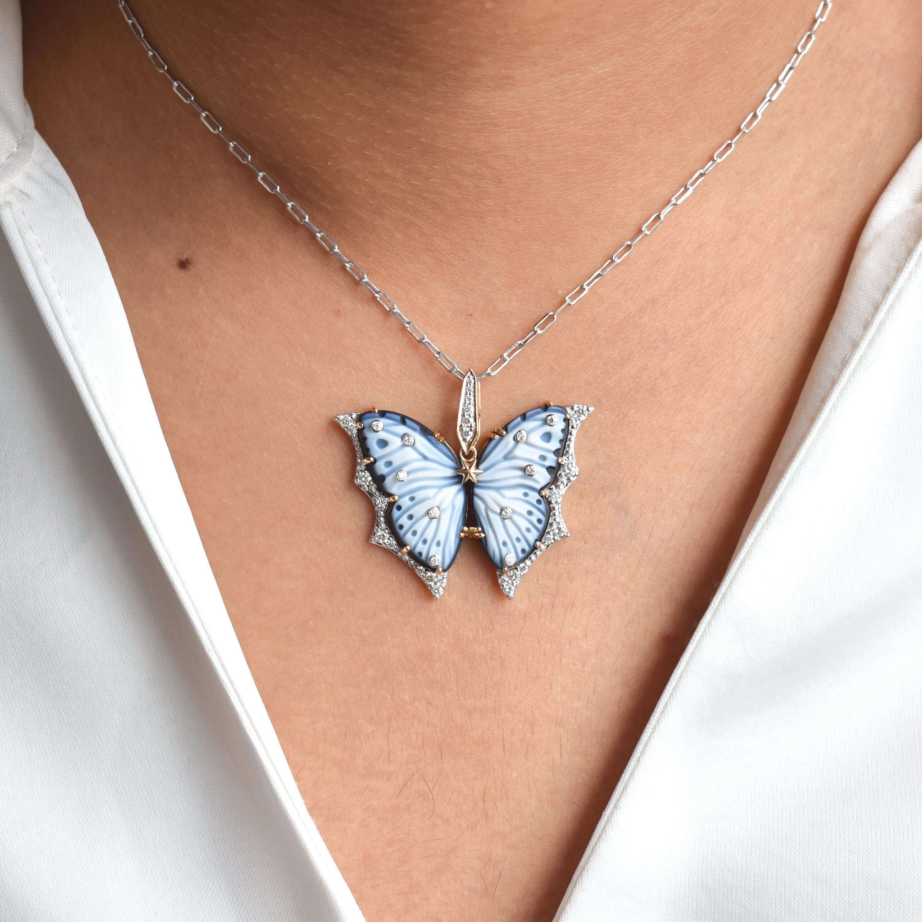 Gracieux, symbolique et méticuleusement fabriqué, le collier pendentif papillon diamant en agate naturelle de 14,39 carats sculpté à la main est une célébration de l'art et de l'élégance. Pièce d'apparat saisissante, elle allie beauté inspirée de la