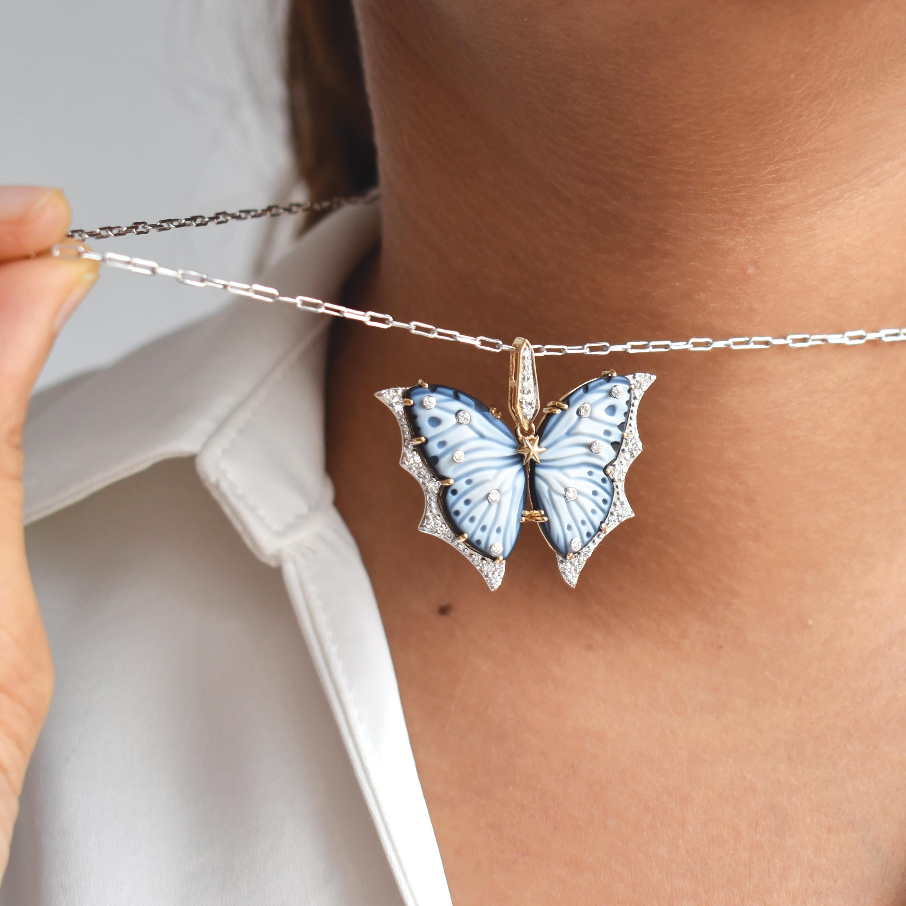 Contemporain 14.39 Carat Agate Naturelle Papillon Diamant pendentif en or sculpté à la main en vente