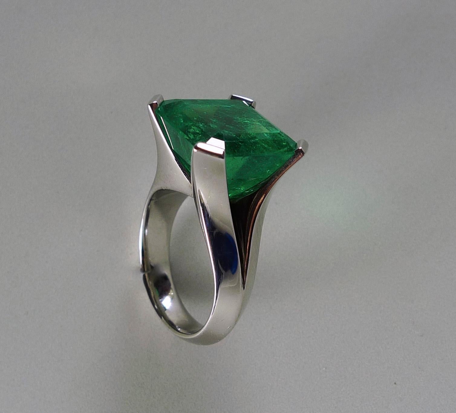 14.39 Carat Natural Colombian Emerald White Gold Cocktail Ring For Sale 4