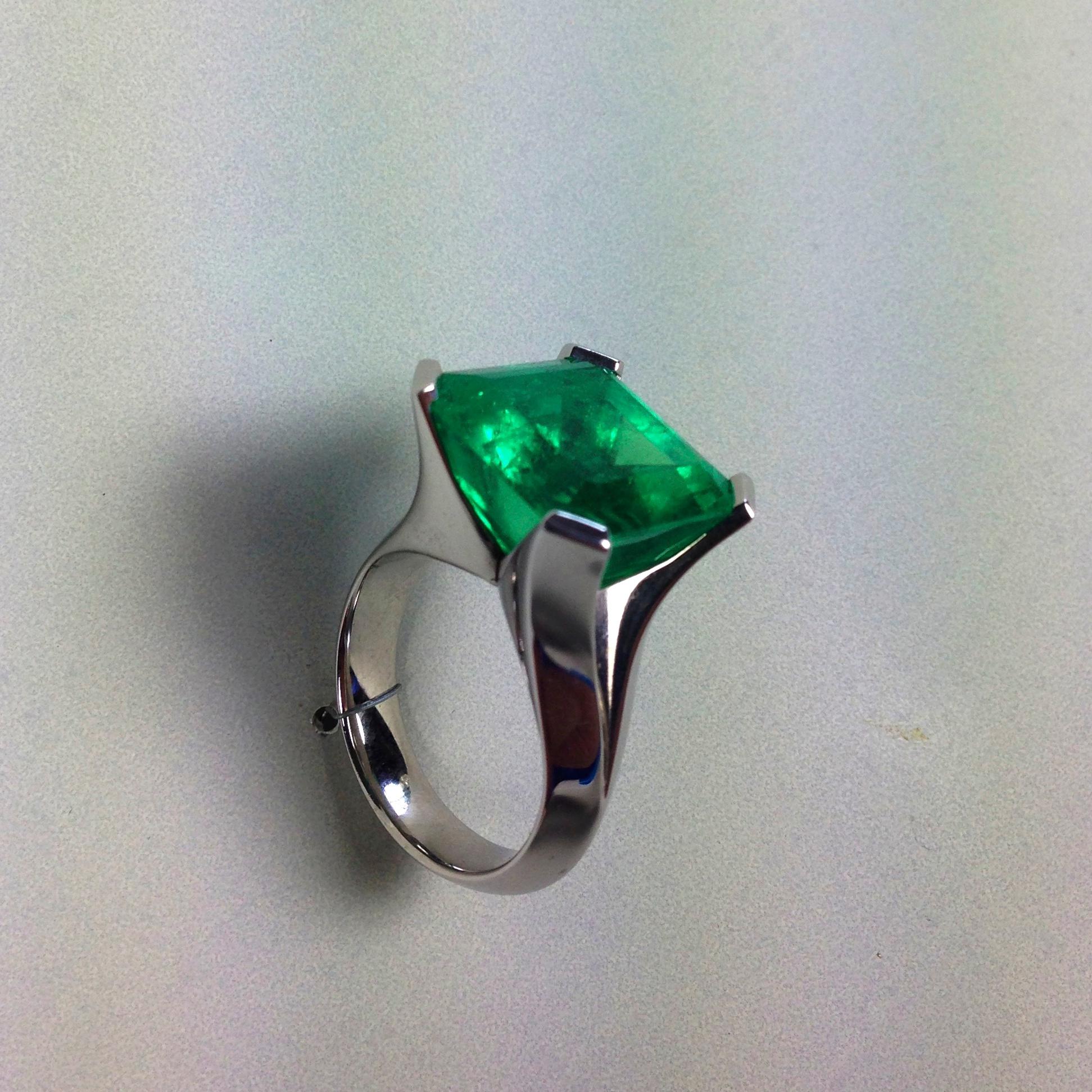 Modern 14.39 Carat Natural Colombian Emerald White Gold Cocktail Ring For Sale