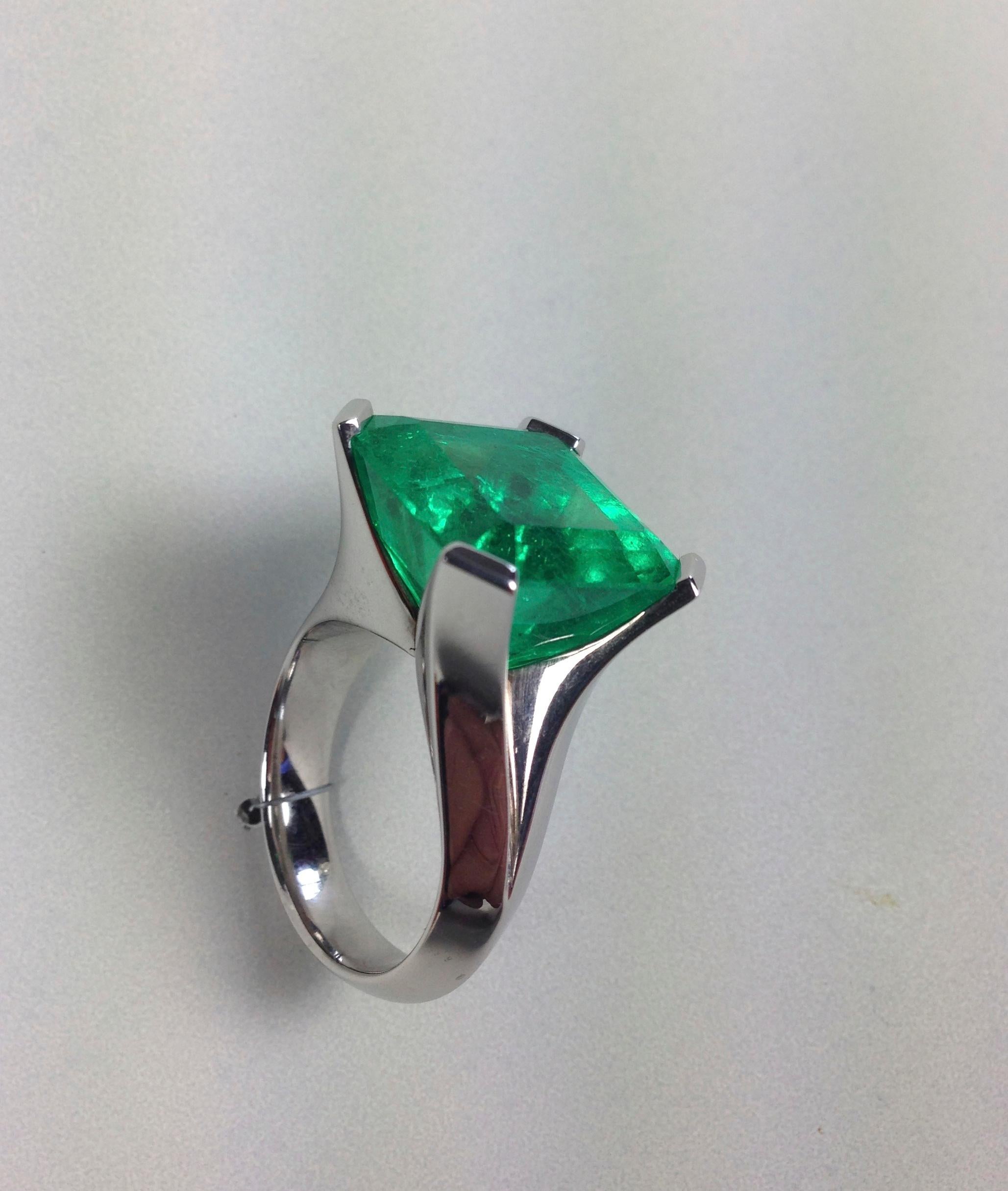 14.39 Carat Natural Colombian Emerald White Gold Cocktail Ring For Sale 1