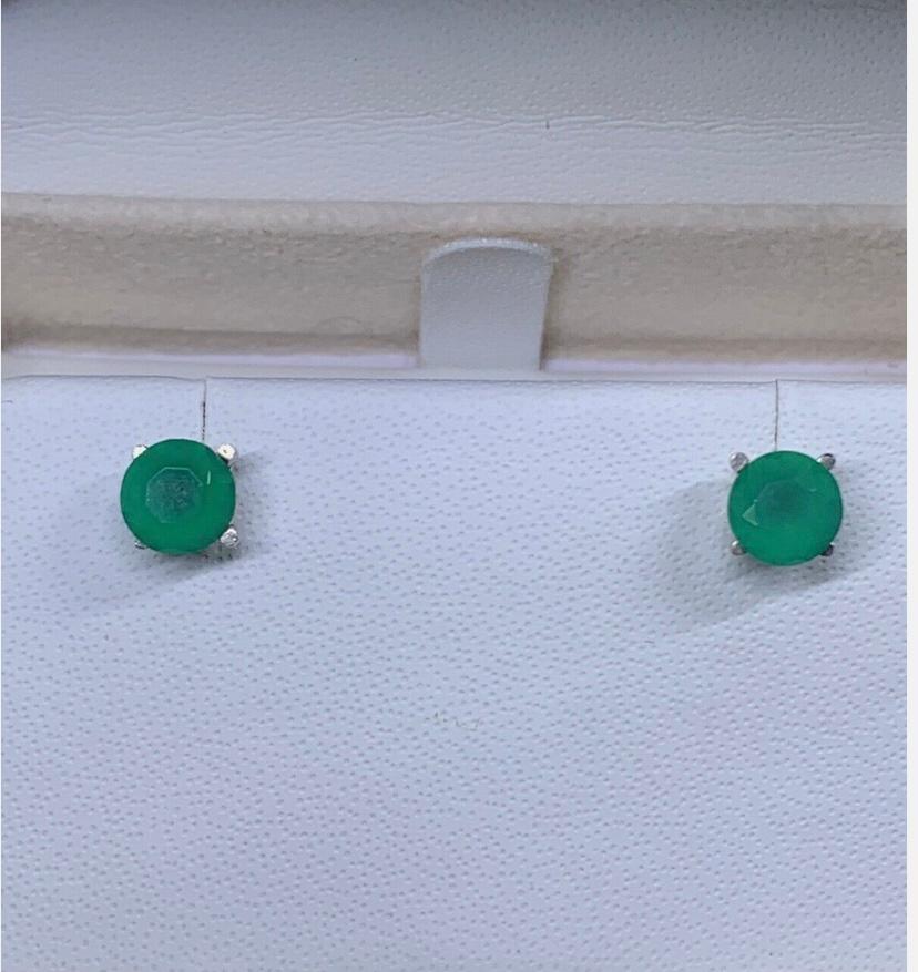 1.43ct Emerald Lab Solitaire Stud Earrings 18ct White Gold
Make a statement with these stunning 1.43ct Emerald Lab created Solitaire Stud Earrings crafted in 18ct White Gold. The beautiful earrings feature a classic Solitaire Setting Style, making