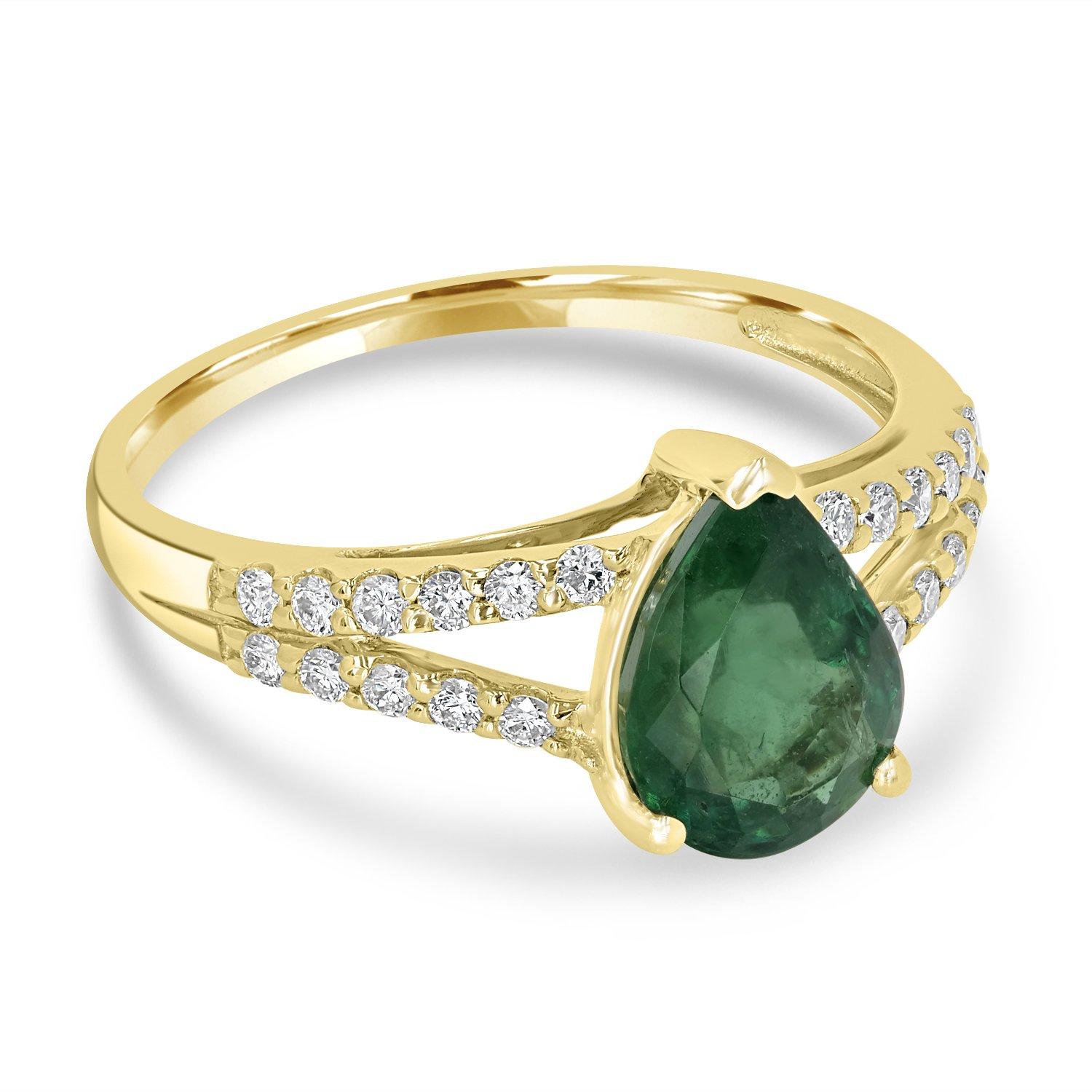 1.43ct Emerald Ring with 0.22Tct Diamonds Set in 18K Yellow Gold In New Condition For Sale In New York, NY