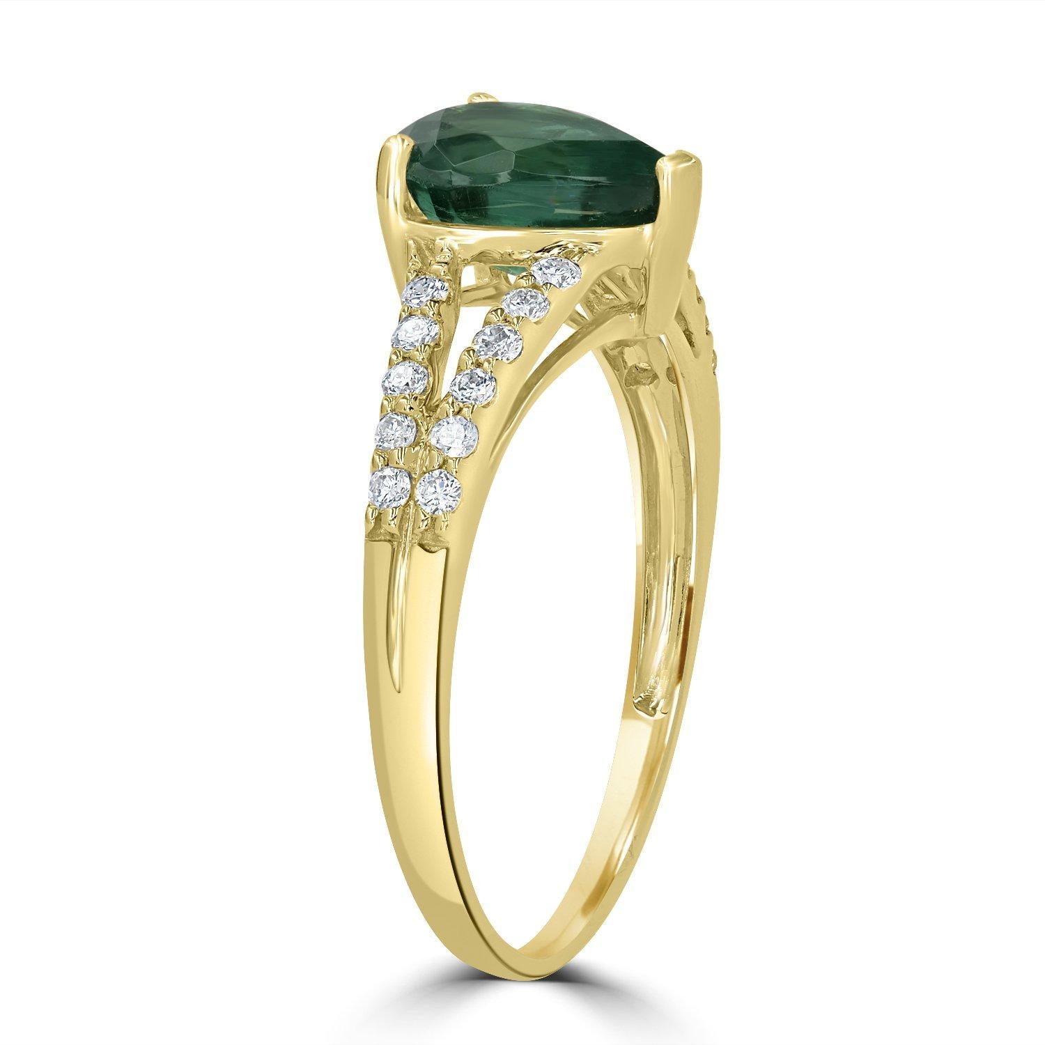 Women's 1.43ct Emerald Ring with 0.22Tct Diamonds Set in 18K Yellow Gold For Sale