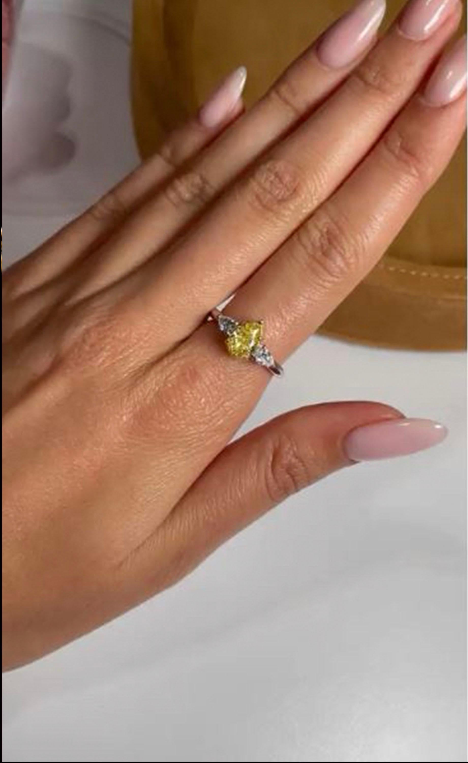 1,43 ct. Anillo de compromiso de diamante amarillo fantasía e incoloro en forma de pera, informe GIA en Nuevo estado para la venta en New York, NY