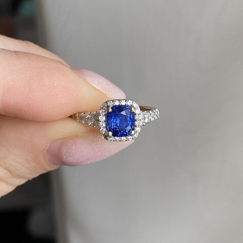 1.43ctw Blue Sapphire & Diamond Ring 14K White Gold 2.2G In Excellent Condition For Sale In Los Angeles, CA