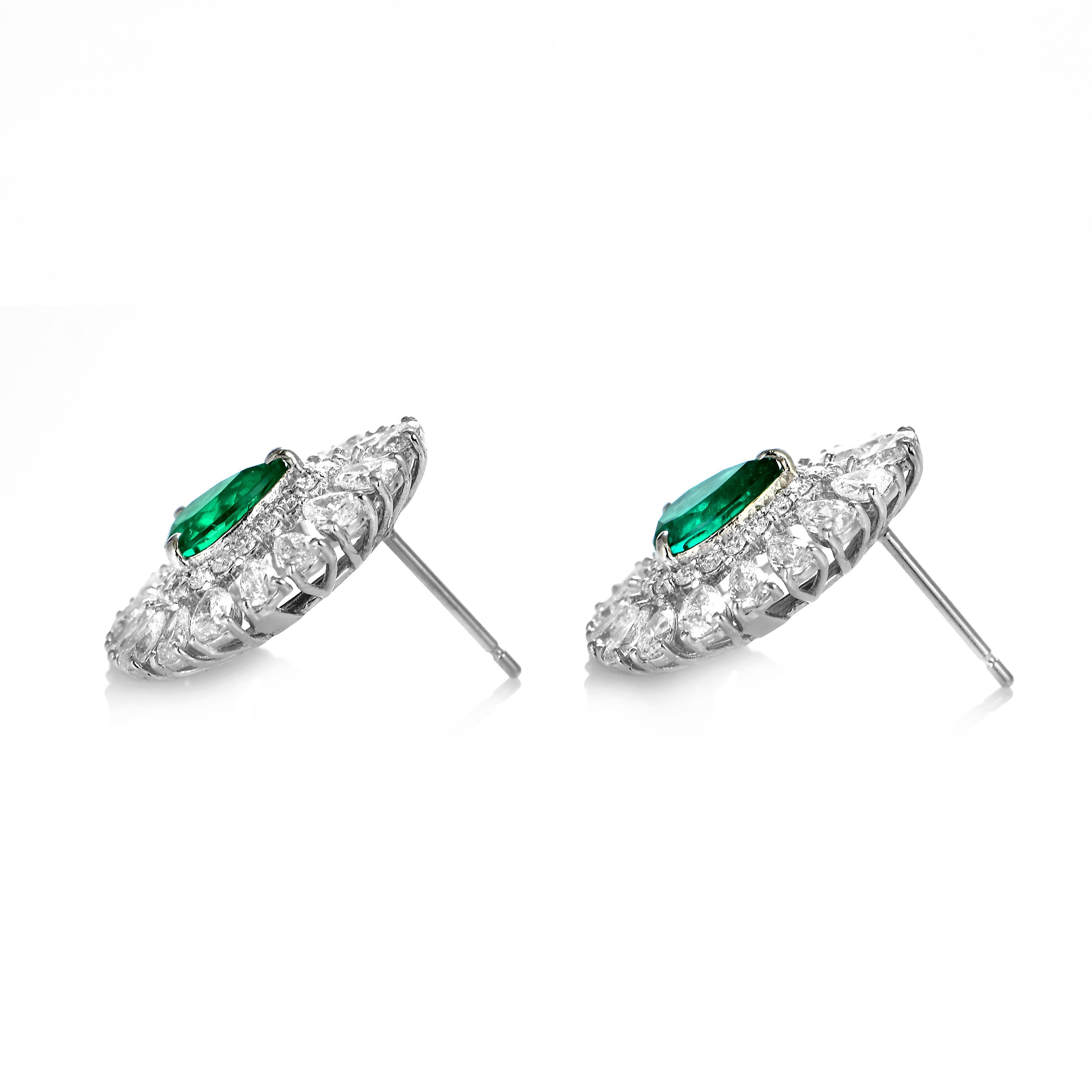 1.44 Carat Natural Colombian Emerald & Diamond Earrings Made in Platinum In New Condition For Sale In Tokyo, JP