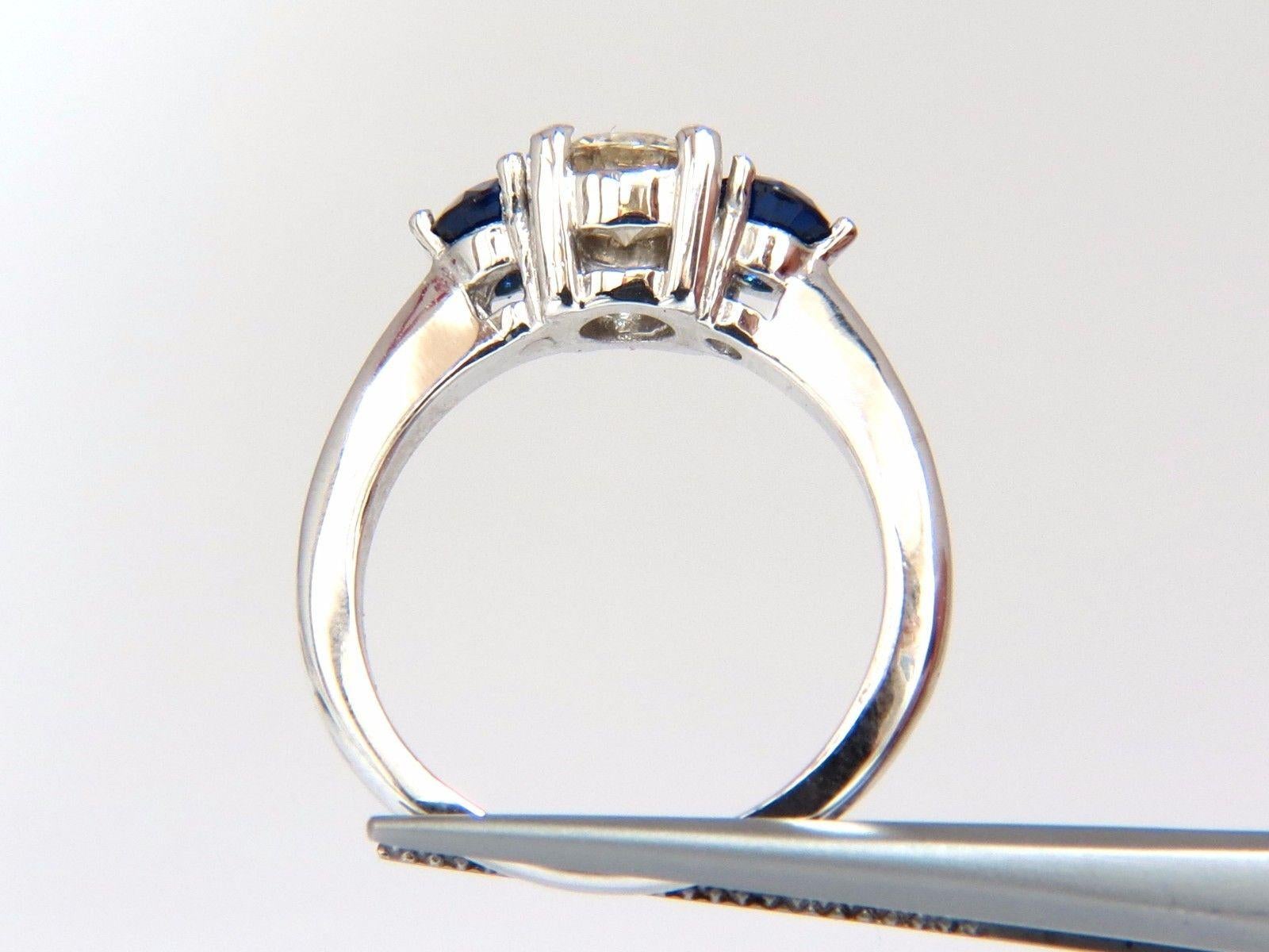 Trois pierres de fantaisie

.72ct. Bague à diamant rond naturel

Couleur L

 Clarté Si-1

6.04mm de diamètre 

Très bonne Coupe / Coupe complète Brillant

.72ct Côté saphirs naturels (2)

Top Royal Blue & Clean Clarity.

or blanc 14kt

Taille de