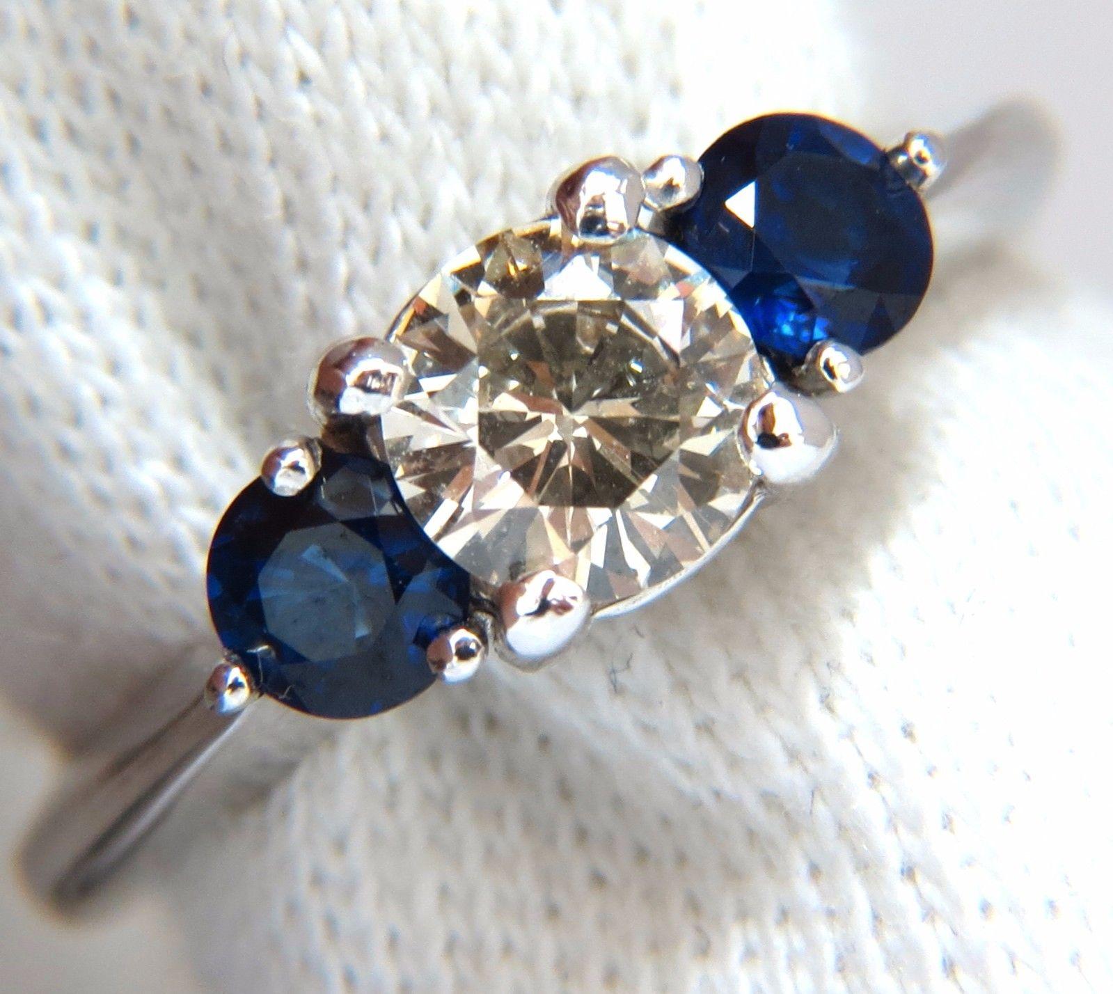 14 carats classique à trois pierres en diamants ronds naturels de 1,44 carat et saphirs Neuf - En vente à New York, NY