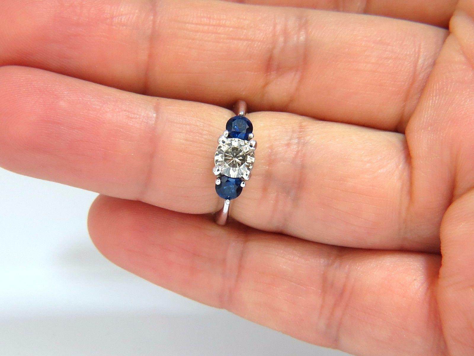 14 carats classique à trois pierres en diamants ronds naturels de 1,44 carat et saphirs Unisexe en vente