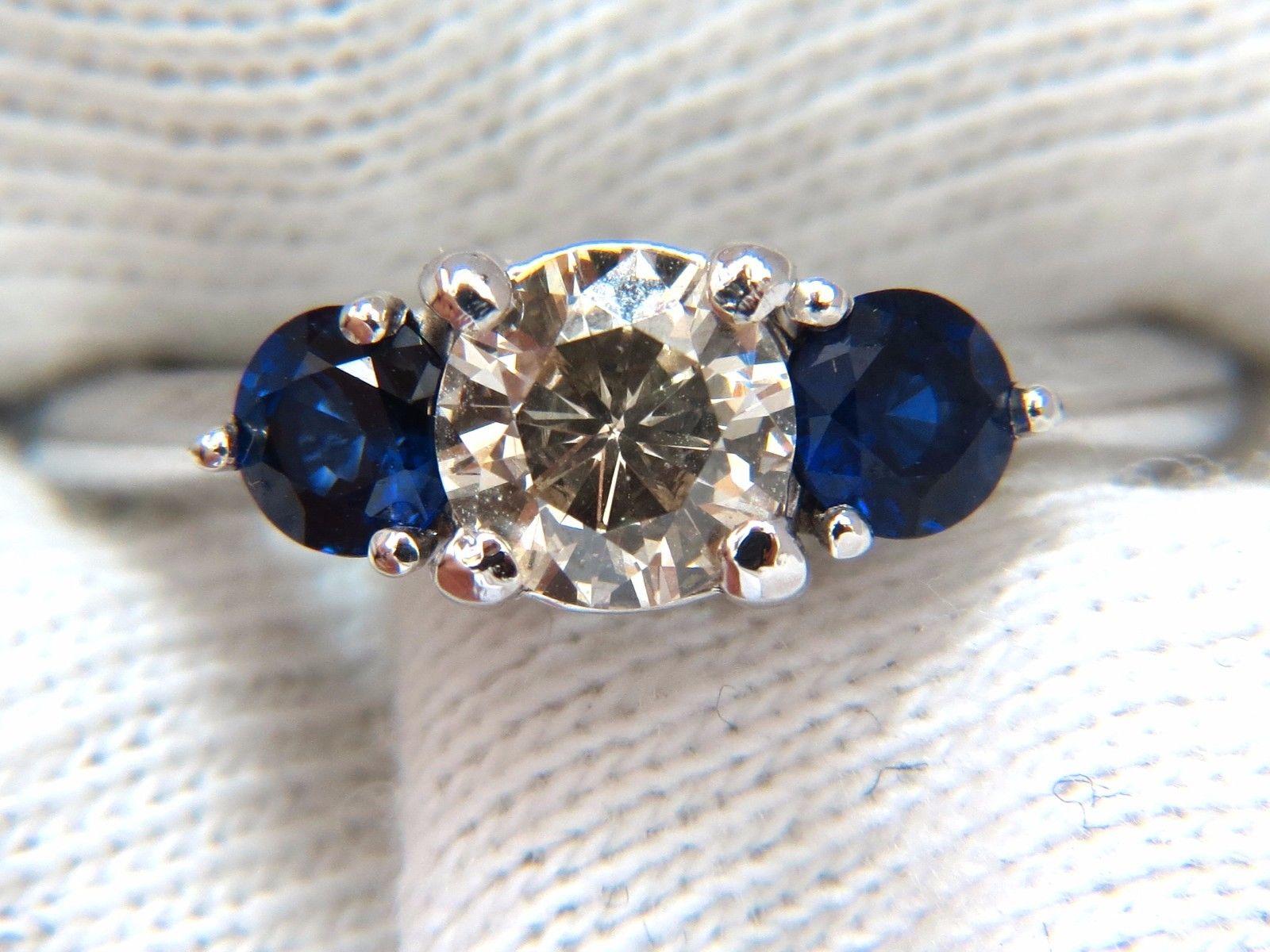14 carats classique à trois pierres en diamants ronds naturels de 1,44 carat et saphirs en vente 1