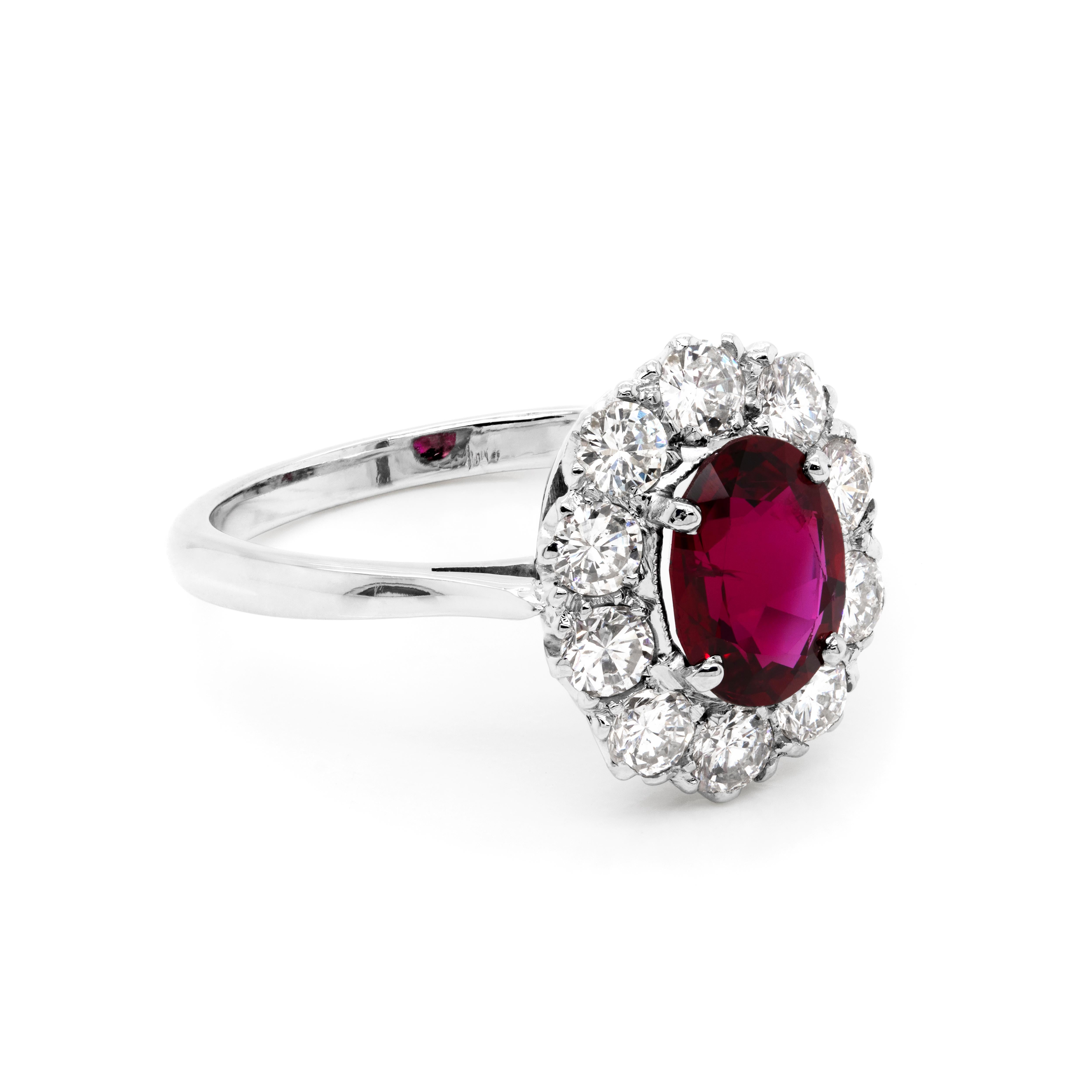 Schöner Verlobungsring mit einem ovalen roten Rubin von 1,44 ct., der in der Mitte von zehn runden Diamanten mit Brillantschliff und einem ungefähren Gesamtgewicht von 1,00 ct. gefasst ist. Die Steine sind wunderschön in ihre ursprüngliche