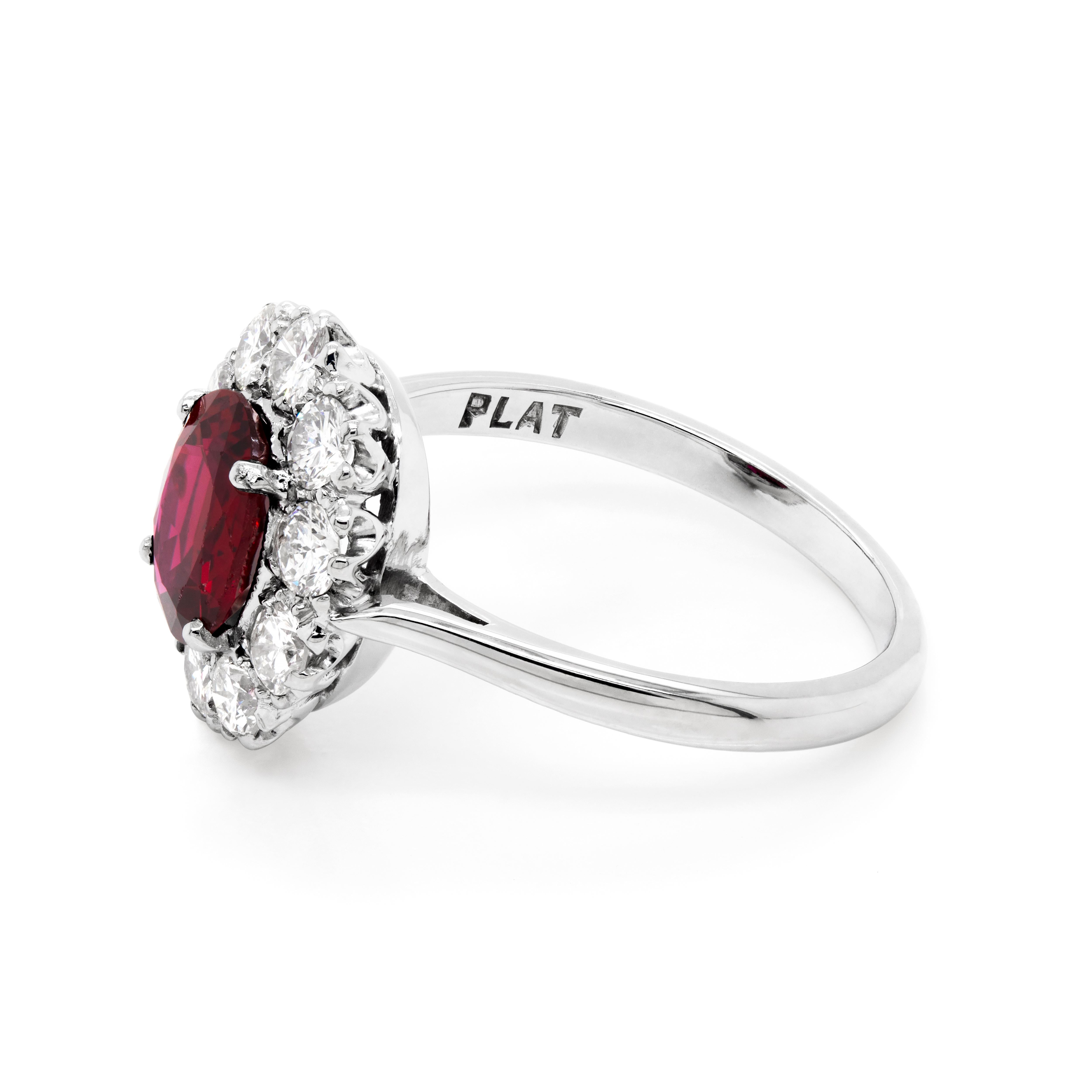 Victorien Bague de fiançailles en platine à grappe de rubis naturel de 1,44 carat et de diamants en forme de couronne en vente