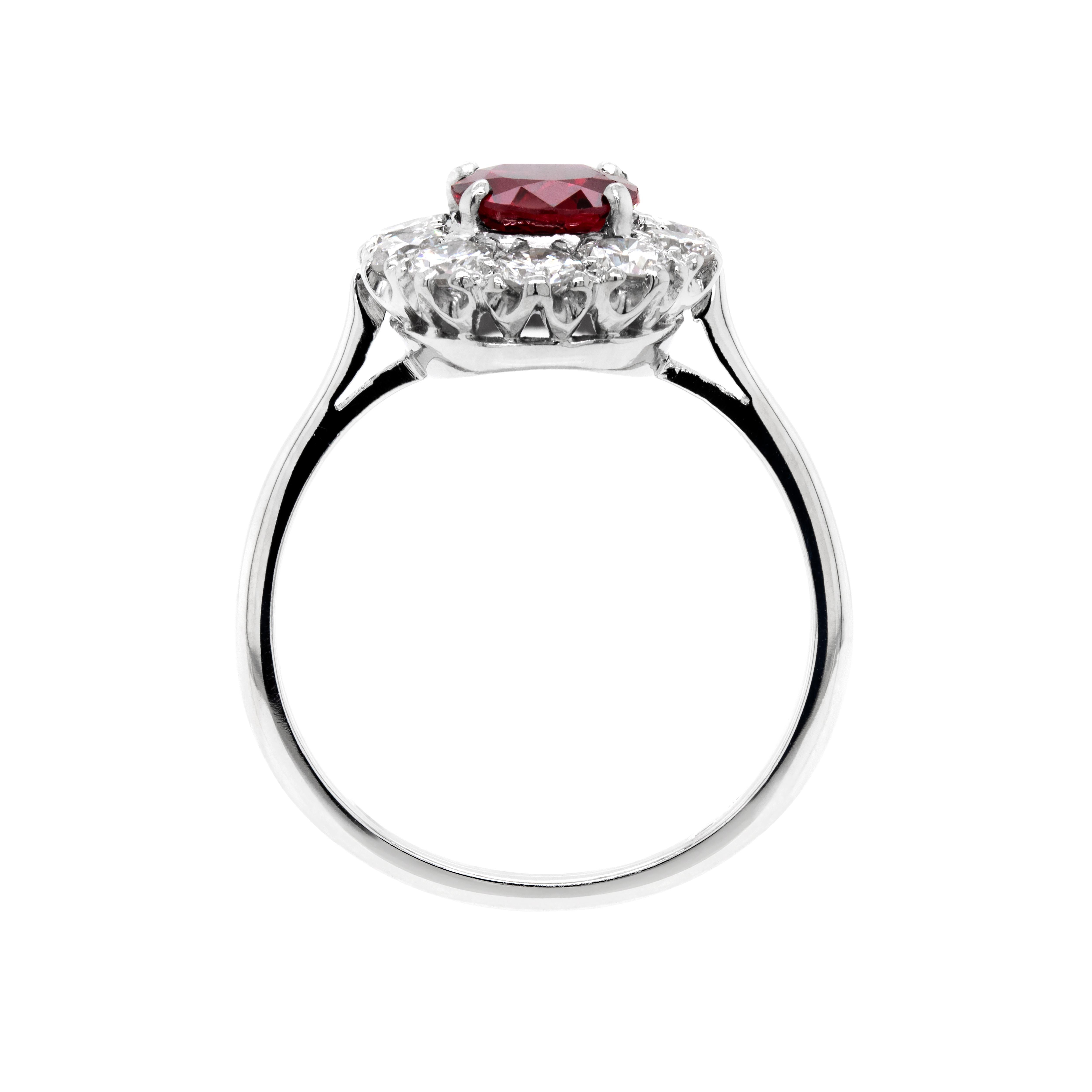 Taille ovale Bague de fiançailles en platine à grappe de rubis naturel de 1,44 carat et de diamants en forme de couronne en vente