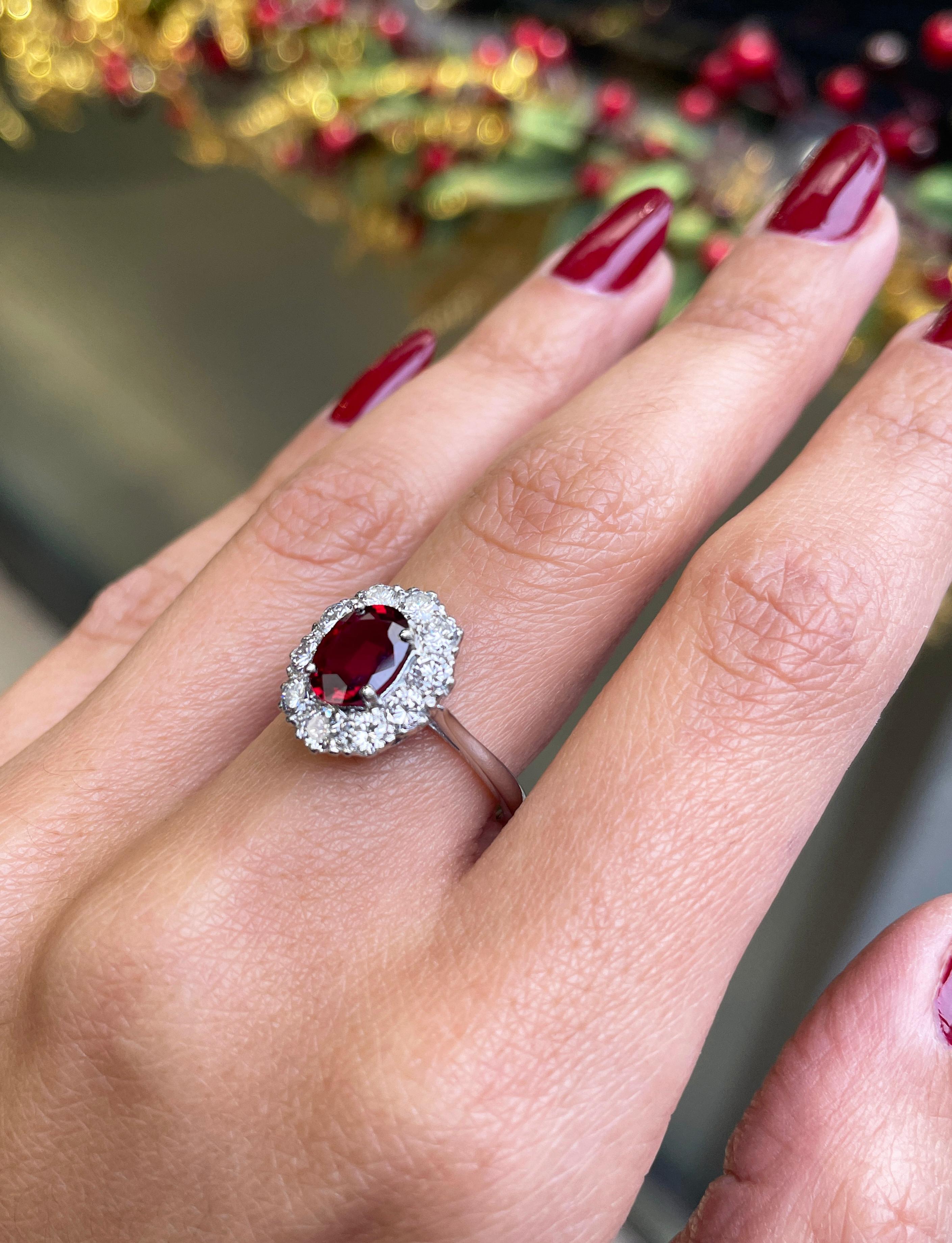 Bague de fiançailles en platine à grappe de rubis naturel de 1,44 carat et de diamants en forme de couronne Excellent état - En vente à London, GB
