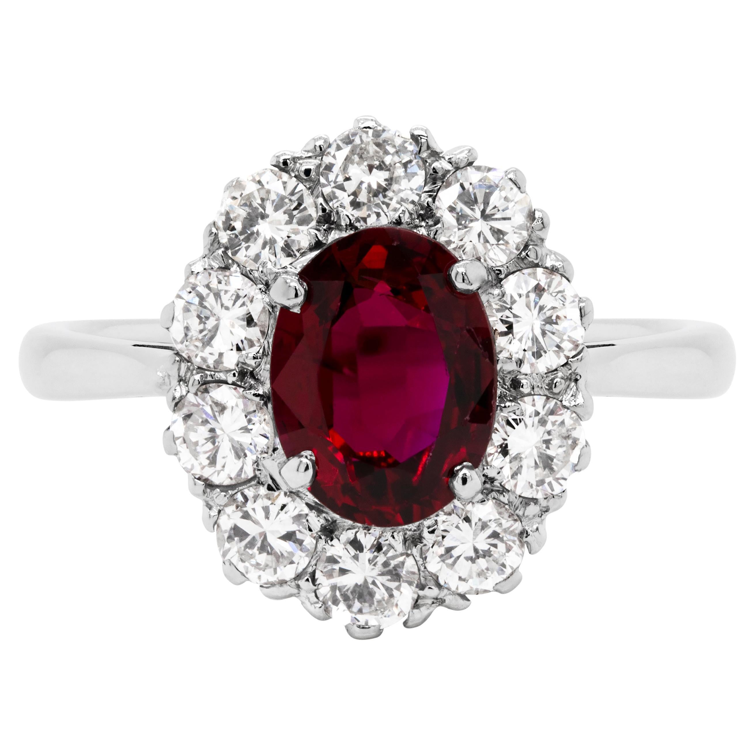 Bague de fiançailles en platine à grappe de rubis naturel de 1,44 carat et de diamants en forme de couronne