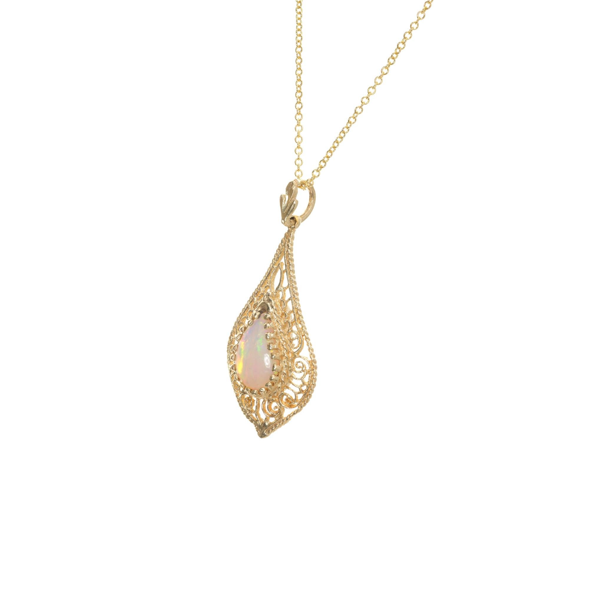 1,44 Karat Opal Gelbgold Mid-Century Filaree-Anhänger Halskette  im Zustand „Gut“ in Stamford, CT