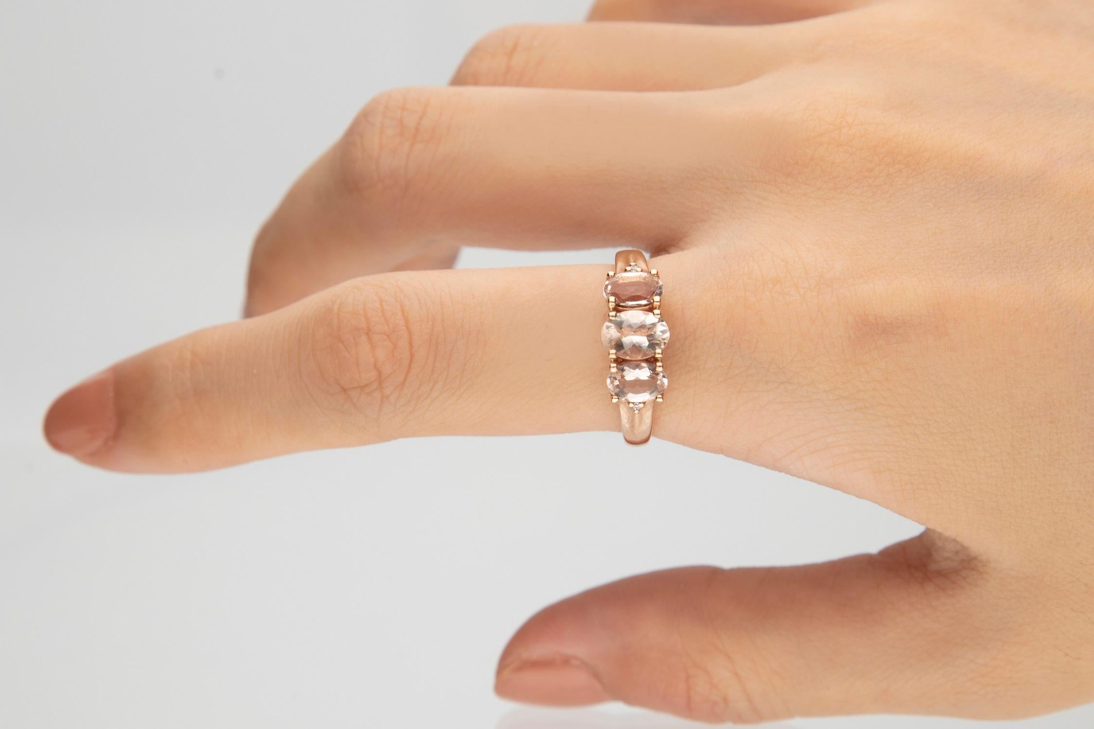Atemberaubender, zeitloser und stilvoller Verlobungsring für die Ewigkeit. Schmücken Sie sich mit diesem Ring von The Loupe Club mit Luxus. Die 10k Rose Gold Schmuck rühmt sich 5X7 Oval-Cut Prong Setting Morganite (1pcs) 0.70 Carat, 4X6 Oval-Cut