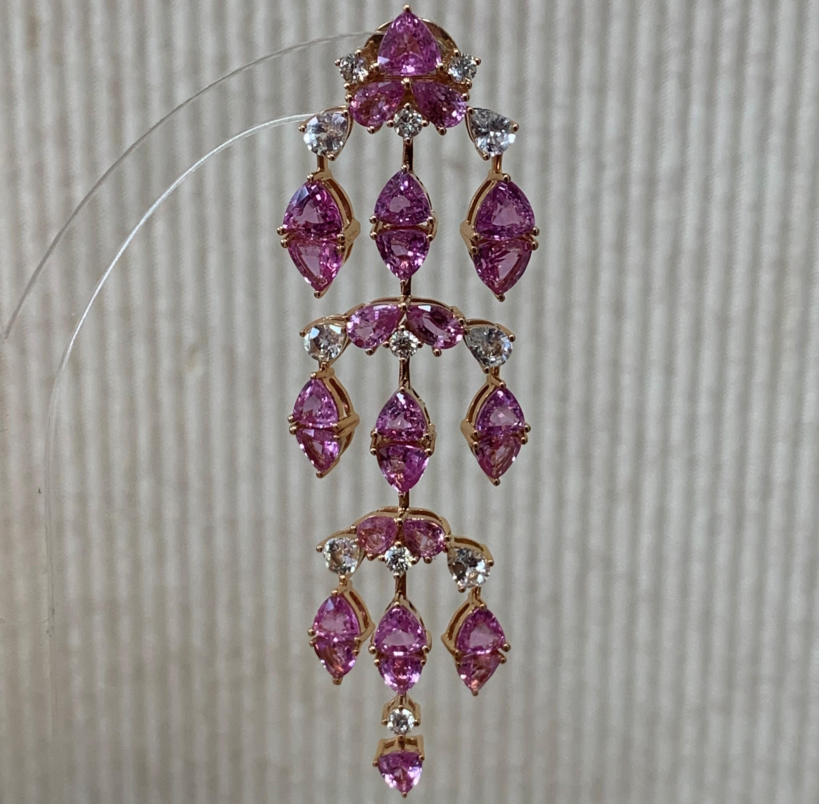 Sunita Nahata présente une collection exclusive de boucles d'oreilles en saphir rose. Cette boucle d'oreille particulière met en valeur les saphirs et les diamants qui pendent, et elle est conçue pour tomber élégamment sur la personne qui la porte.