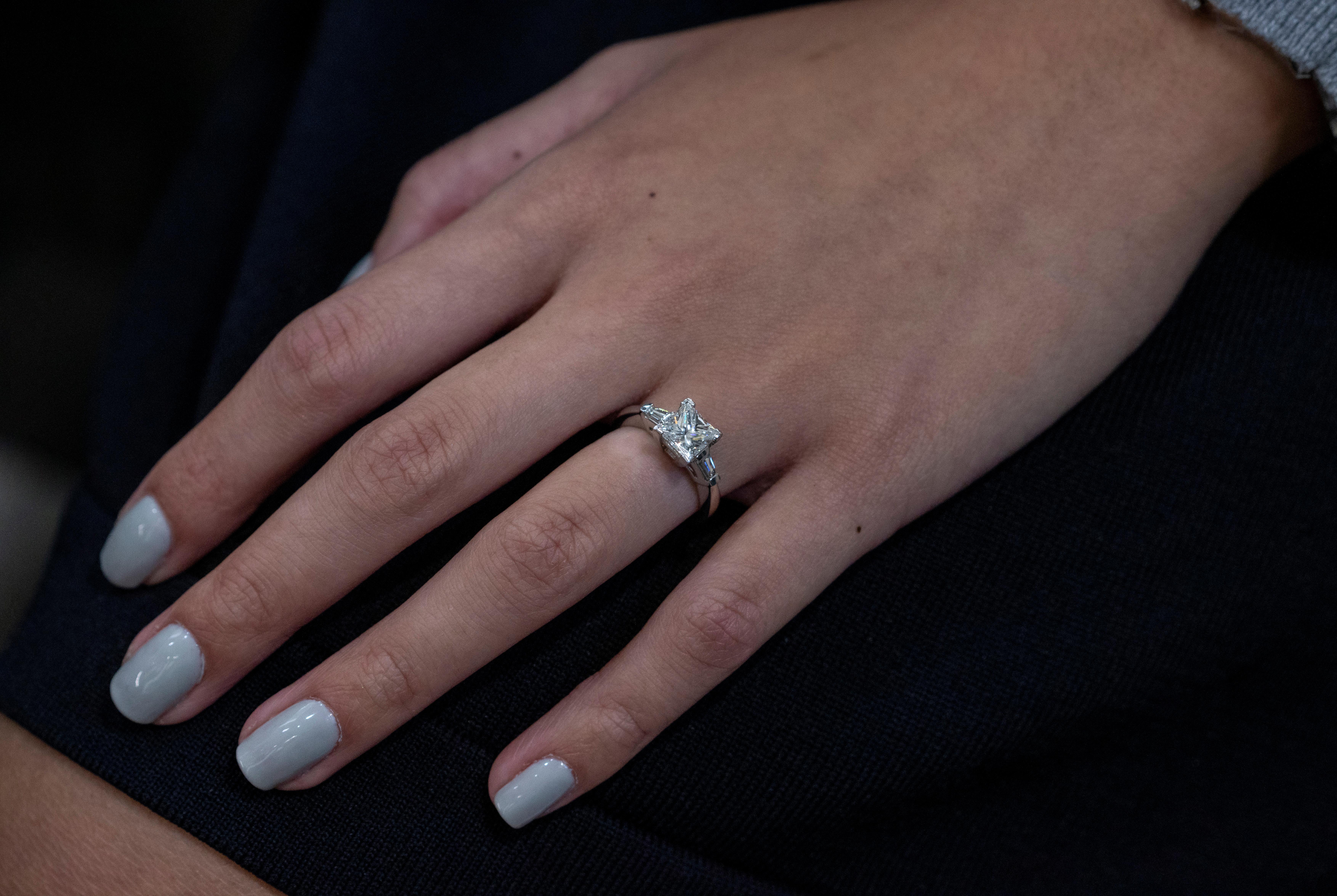 Roman Malakov Bague de fiançailles à trois pierres en diamant taille princesse de 1.44 carats Neuf - En vente à New York, NY