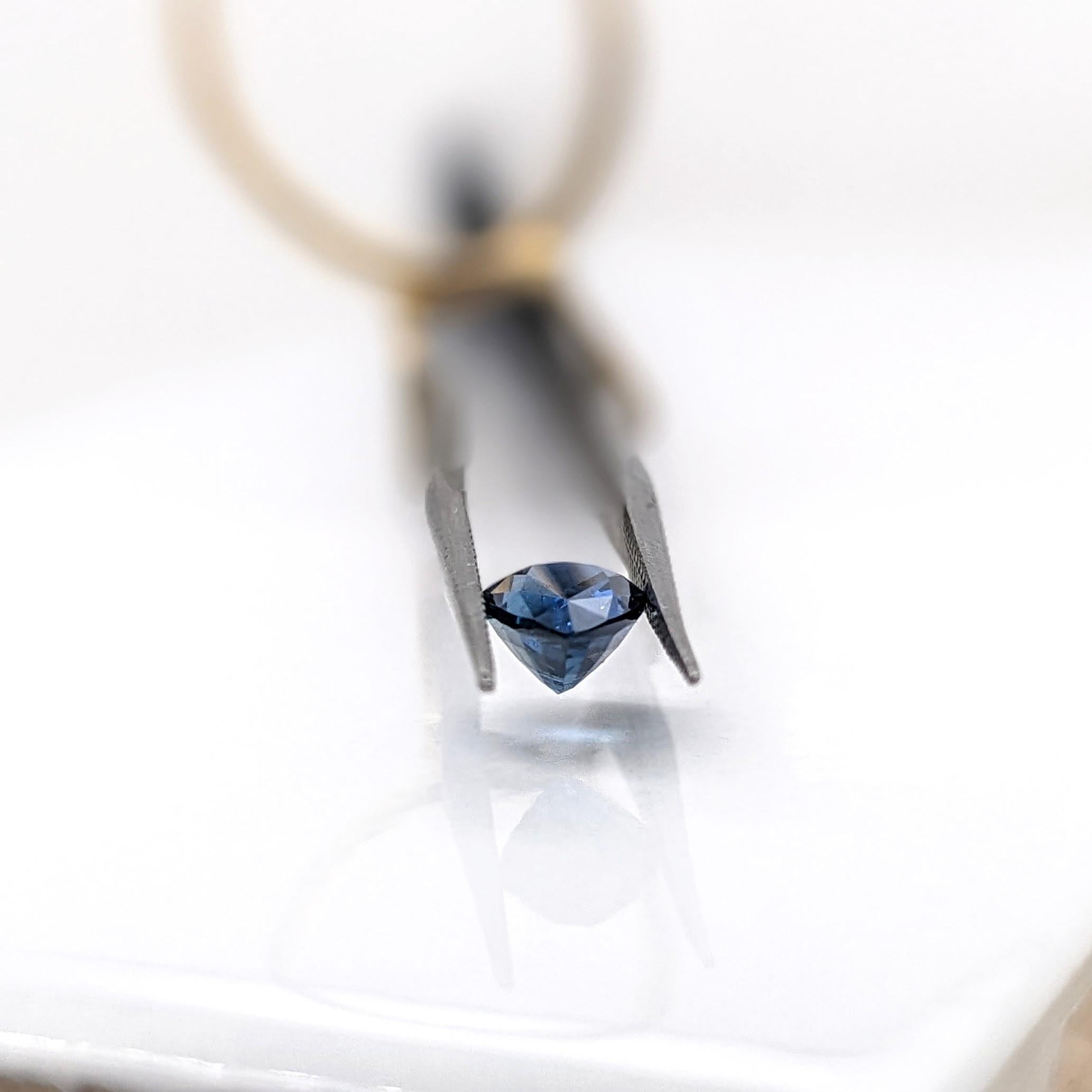NNJ Designs präsentiert einen 1,44 Karat birnenförmigen Saphir als losen Edelstein! Dieser Saphir Edelstein wäre perfekt für die Schmuckfassung Ihrer Wahl und kann ein schönes September Geburtsstein Geschenk für Ihre Lieben sein!