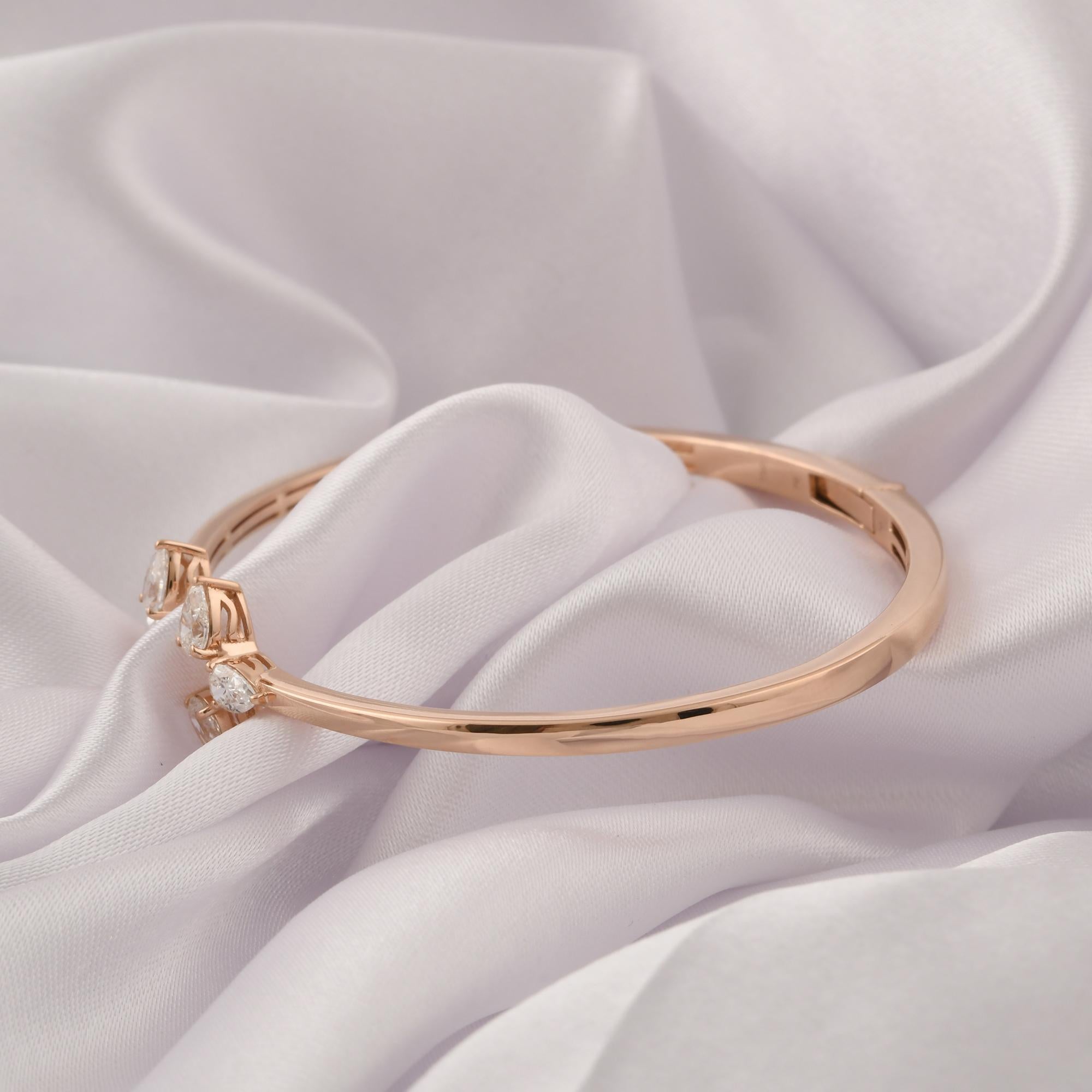 Dies bezieht sich auf das Gesamtgewicht der in den Armreif eingesetzten Diamanten. Mit anderen Worten: Alle Diamanten zusammen (oder der Hauptdiamant, je nach Design) wiegen zusammen etwa 1,44 Karat. Ein Armreif mit einem Diamantgewicht von ca. 1,4