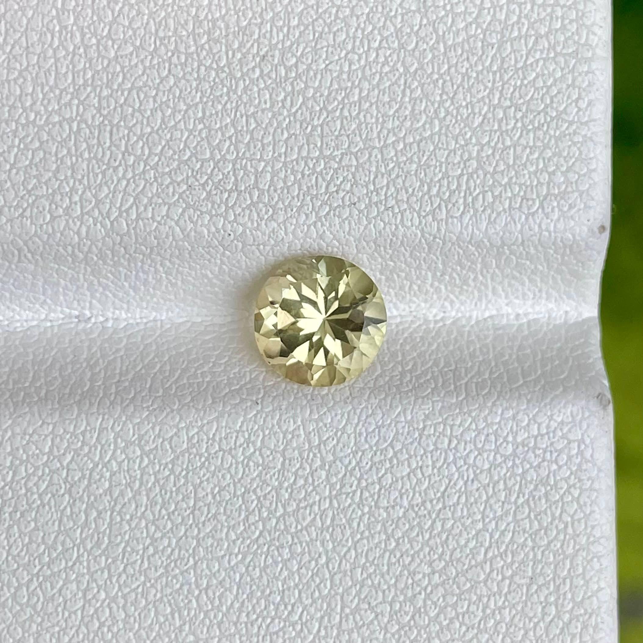 Poids 1,44 carats 
Dimensions 7.1x7.0x4.9 mm
Traitement aucun 
Origine Afghanistan 
Clarté de l'œil 
Forme ronde 
Taille ronde brillante 



Cette exquise tourmaline canarienne de 1,44 carat présente une taille ronde captivante, méticuleusement