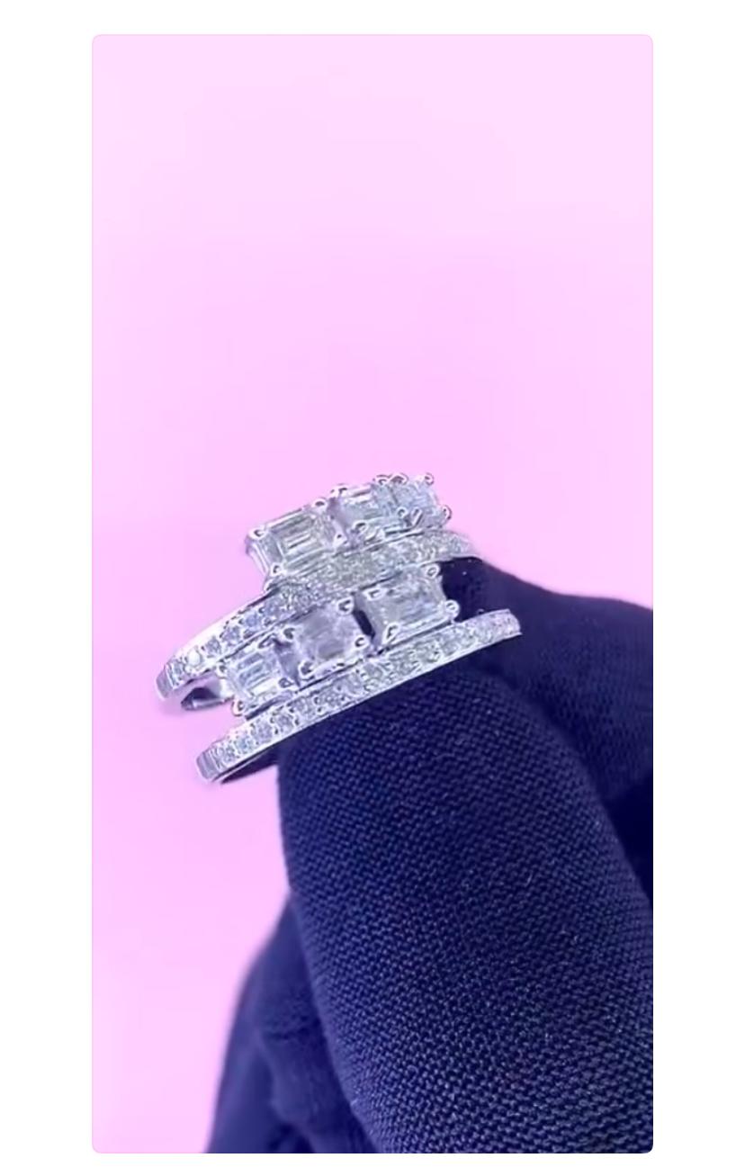 Un anello esclusivo dal design contemporaneo, così elegante e raffinato, un pezzo davvero adorabile.
Abbellisci le tue mani e aggiungi un tocco di classe e charme al tuo look.
Magnifico anello in oro 18k con diamanti naturali di 1,44 carati, taglio