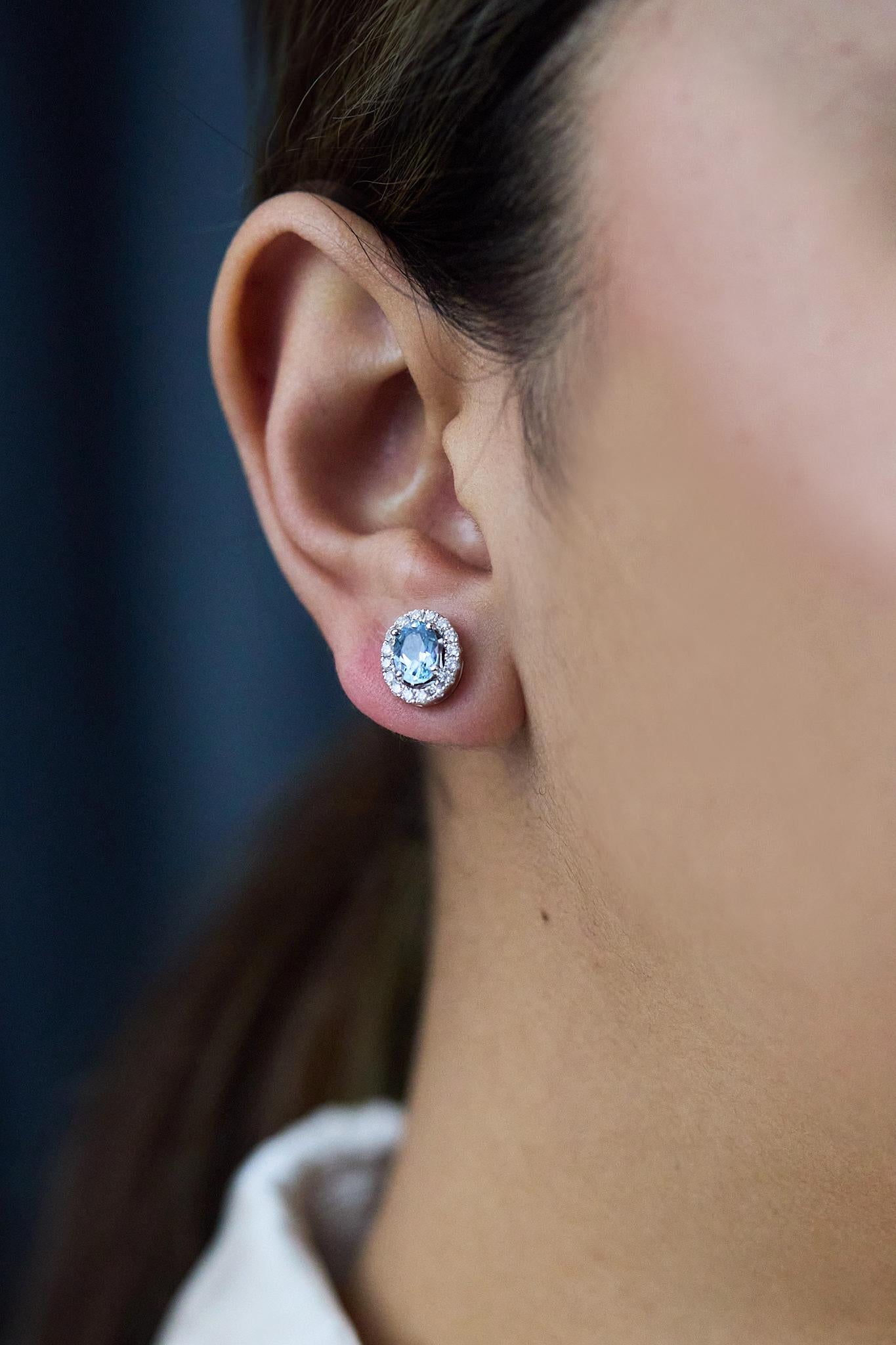 Roman Malakov 1.44 Carats Oval Cut Aquamarine & Diamond Halo Stud Earrings In New Condition For Sale In New York, NY